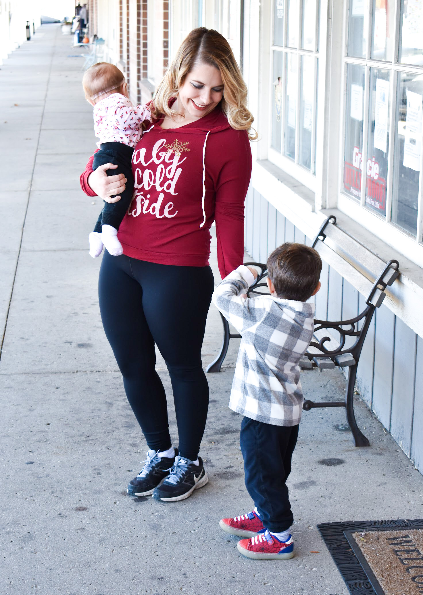 Looking for the best leggings for moms? These leggings are perfect for any new mom, but as a c-section mom, I'm especially partial to the fact that they hide my c-section shelf [aka "mommy tummy"]. I just wish I had them with my first child! Read on for my Lalabu Leggings review, and learn about the Lalabu Soothe Shirt for easy babywearing, too! [ad]