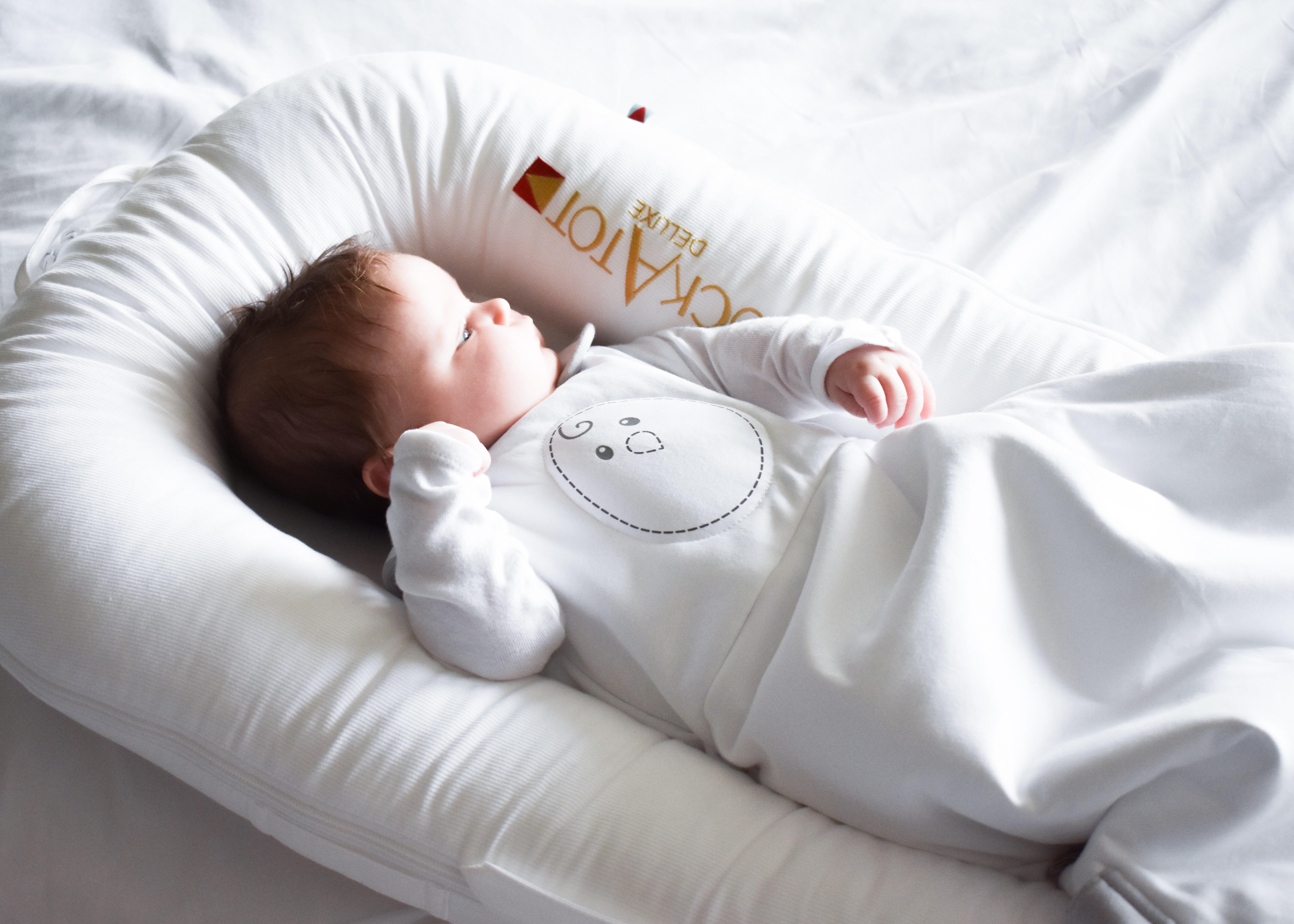 Help Baby Sleep Better in Winter! Looking for baby sleep advice for the winter months? Here's how to get baby to sleep through the night during the cold winter months and how to get baby to adjust to Daylight Savings Time! Plus, a Nested Bean review and exclusive discount code! [ad]