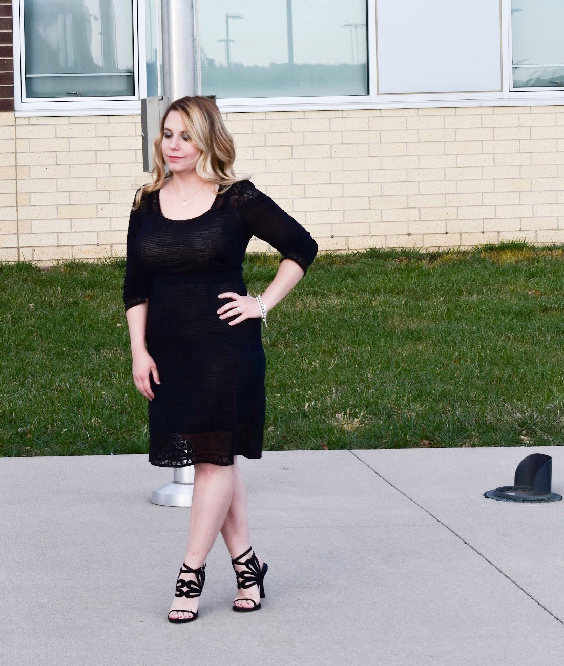 Looking for holiday clothes for breastfeeding moms? Finding a nursing-friendly holiday dress to wear for Christmas parties and other events can be a challenge. Here's the perfect little black dress for breastfeeding moms to wear during the holidays and beyond! Featuring a review of Vida Leche Amor breastfeeding clothes. [ad]