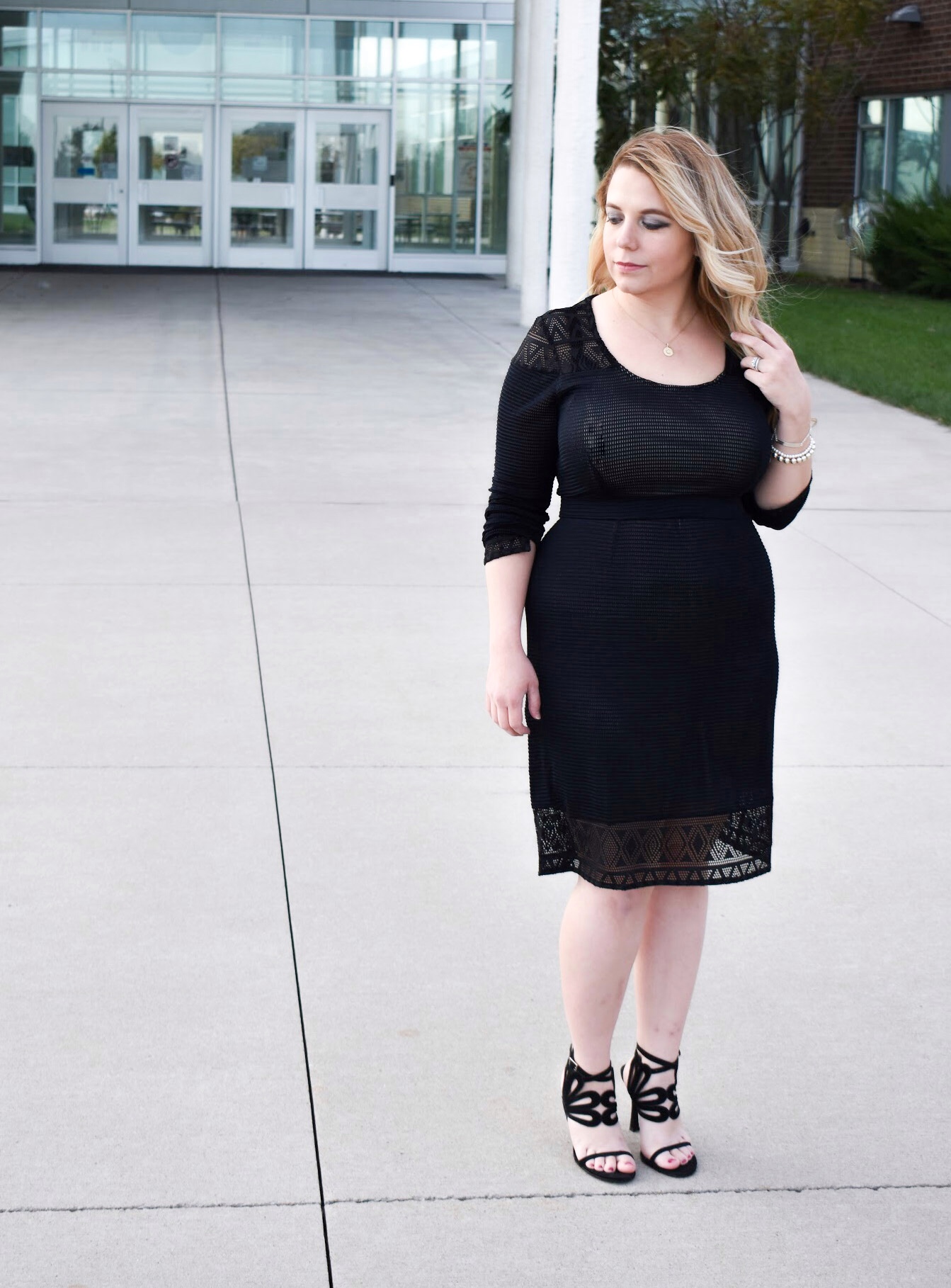 Looking for holiday clothes for breastfeeding moms? Finding a nursing-friendly holiday dress to wear for Christmas parties and other events can be a challenge. Here's the perfect little black dress for breastfeeding moms to wear during the holidays and beyond! Featuring a review of Vida Leche Amor breastfeeding clothes. [ad]