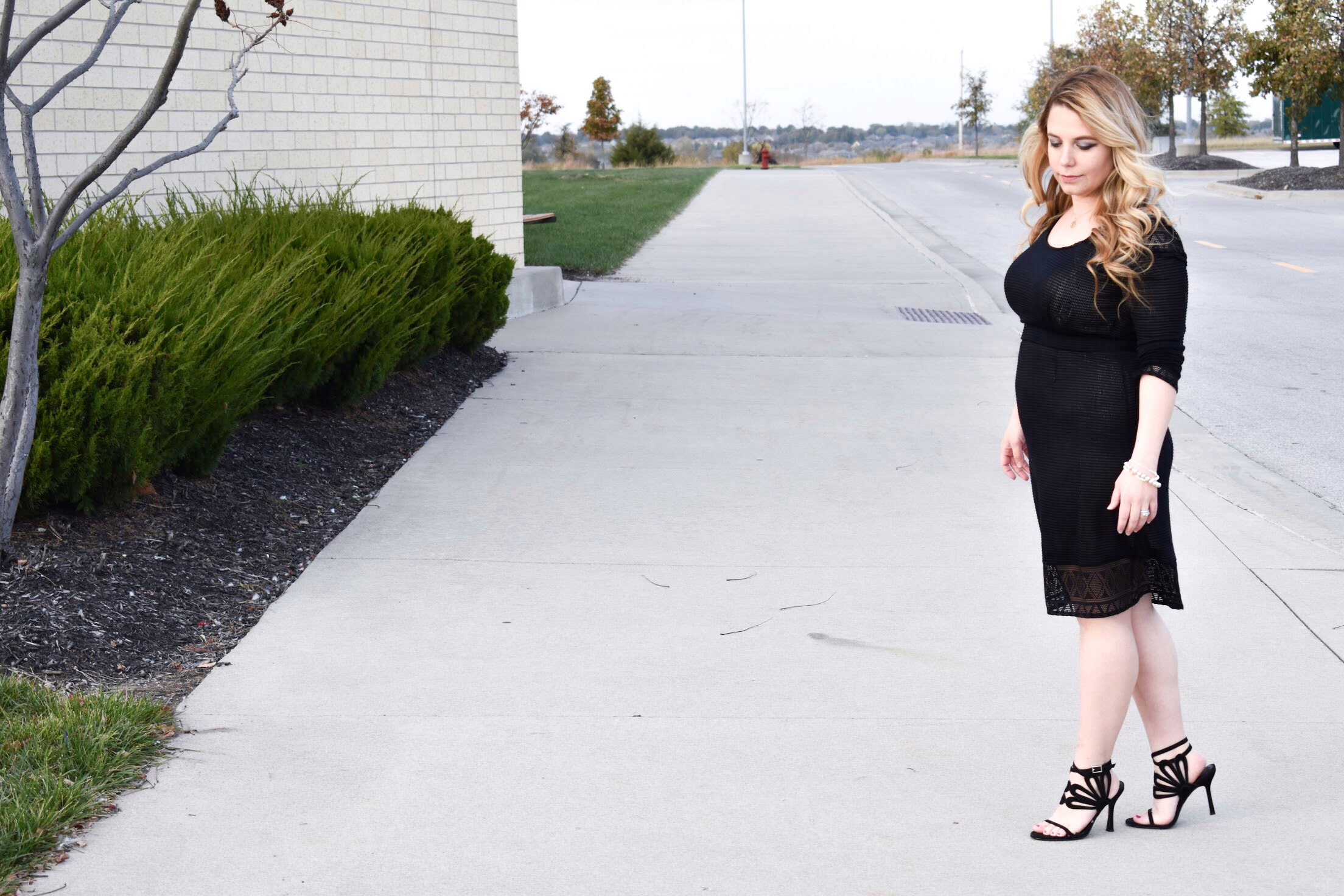 Looking for holiday clothes for breastfeeding moms? Finding a nursing-friendly holiday dress to wear for Christmas parties and other events can be a challenge. Here's the perfect little black dress for breastfeeding moms to wear during the holidays and beyond! Featuring a review of Vida Leche Amor breastfeeding clothes. [ad]
