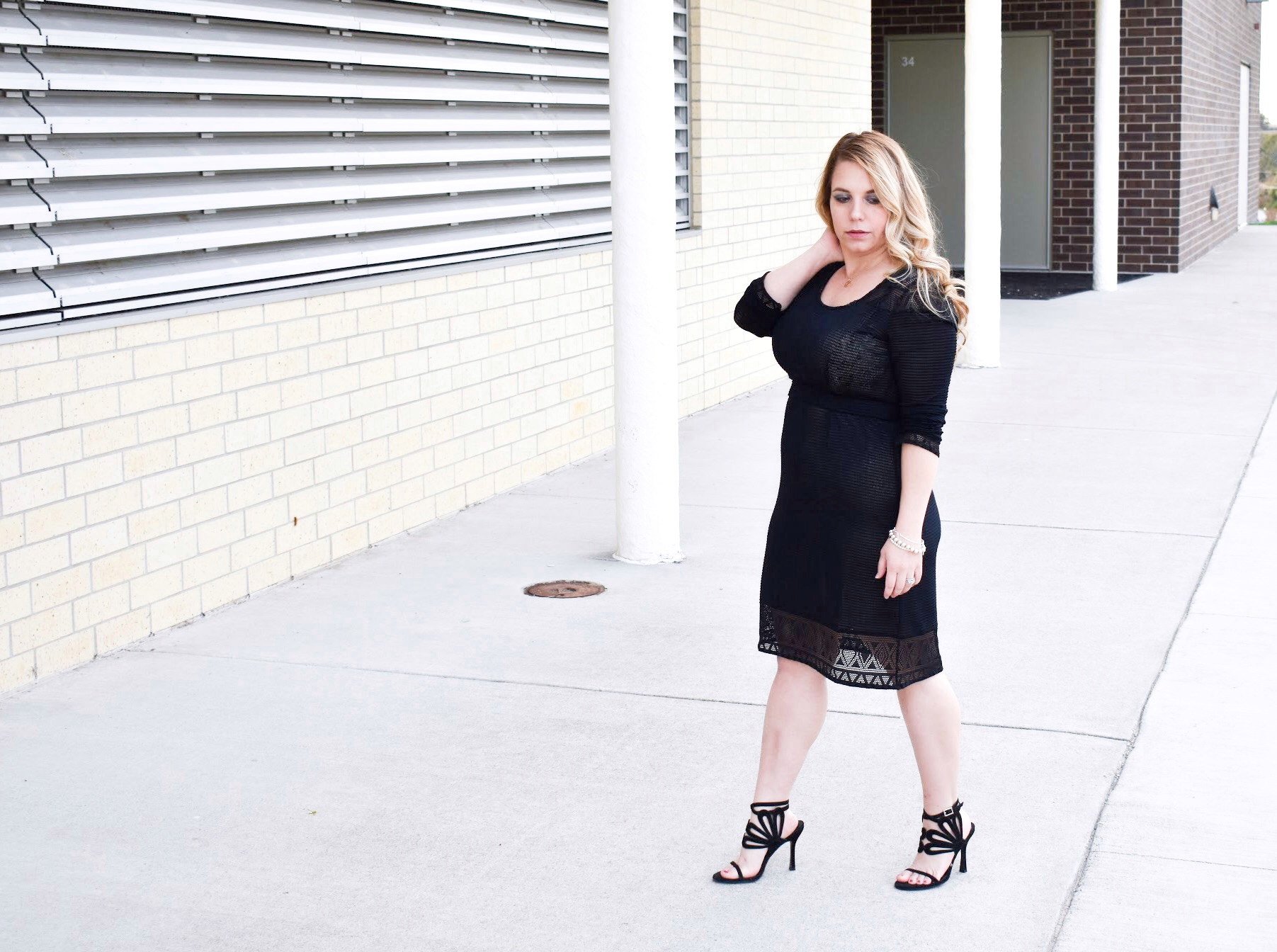Looking for holiday clothes for breastfeeding moms? Finding a nursing-friendly holiday dress to wear for Christmas parties and other events can be a challenge. Here's the perfect little black dress for breastfeeding moms to wear during the holidays and beyond! Featuring a review of Vida Leche Amor breastfeeding clothes. [ad]