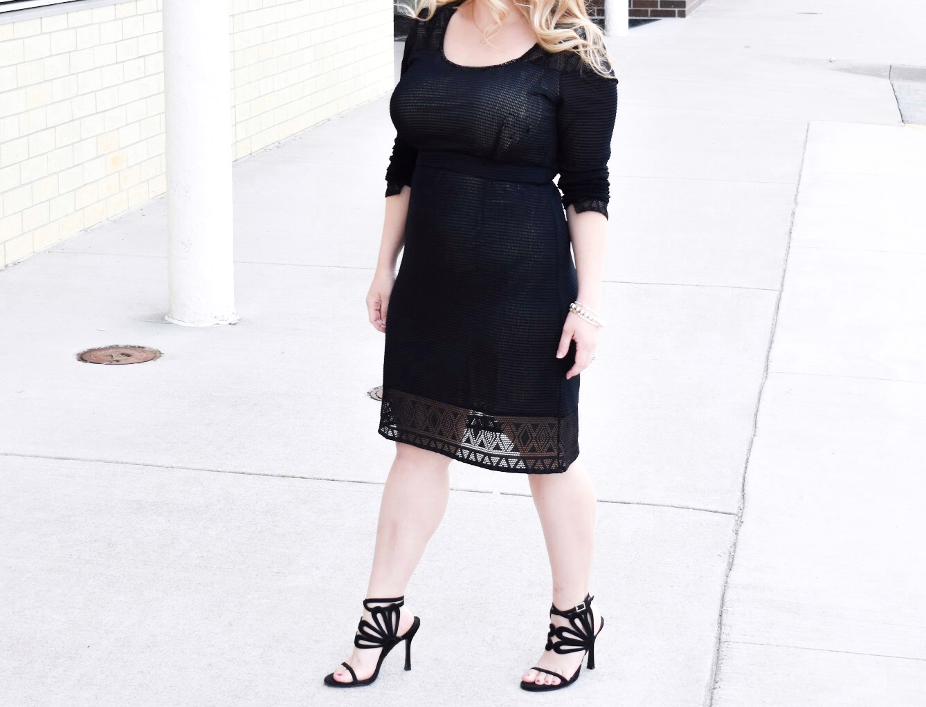 Looking for holiday clothes for breastfeeding moms? Finding a nursing-friendly holiday dress to wear for Christmas parties and other events can be a challenge. Here's the perfect little black dress for breastfeeding moms to wear during the holidays and beyond! Featuring a review of Vida Leche Amor breastfeeding clothes. [ad]