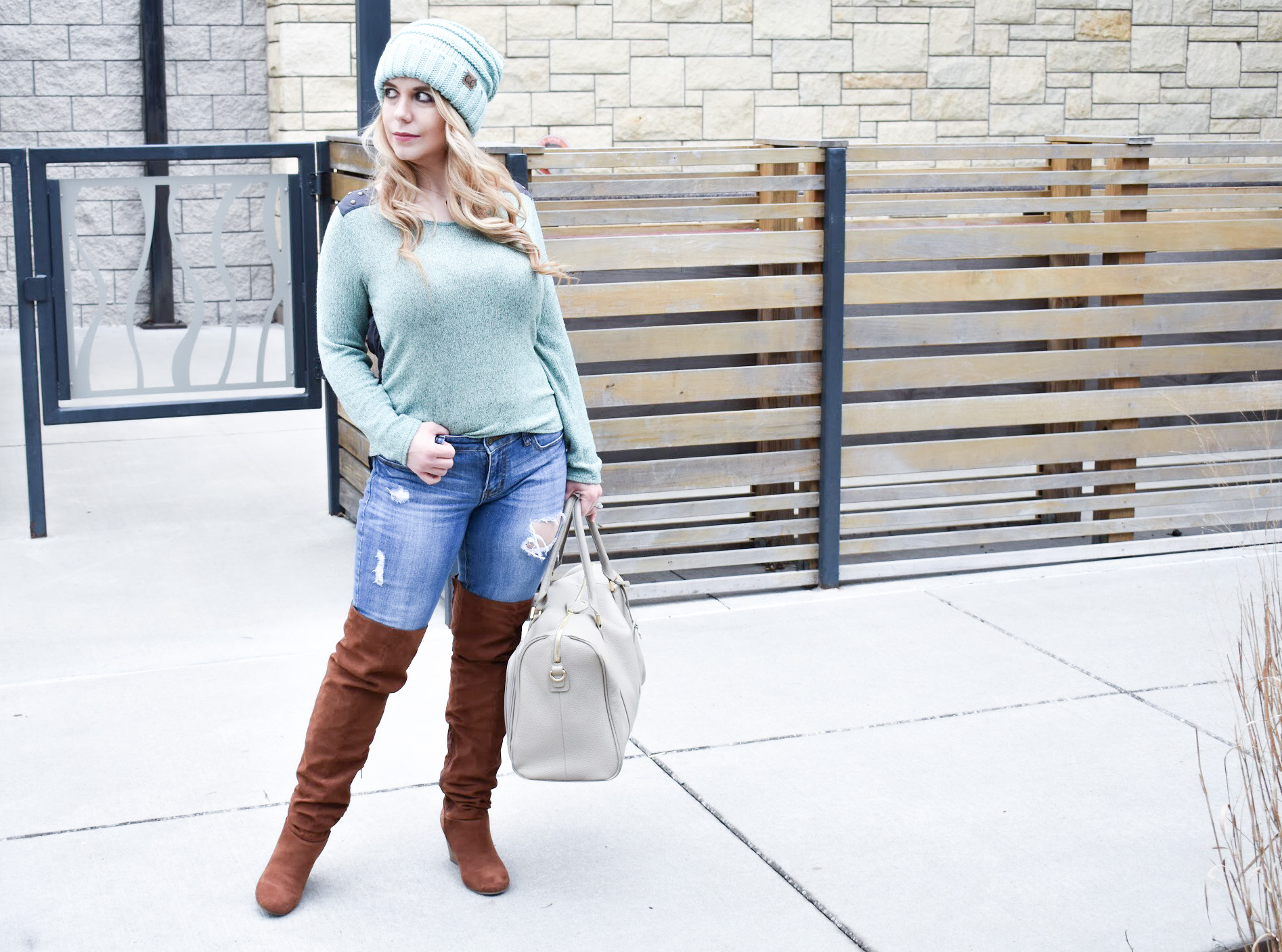 Here are the best tips on how to style a CC beanie for girls! Slouchy beanies are one of my top winter trends for 2018. Here's how to style a slouchy beanie with long hair to perfectly complement your outfit!