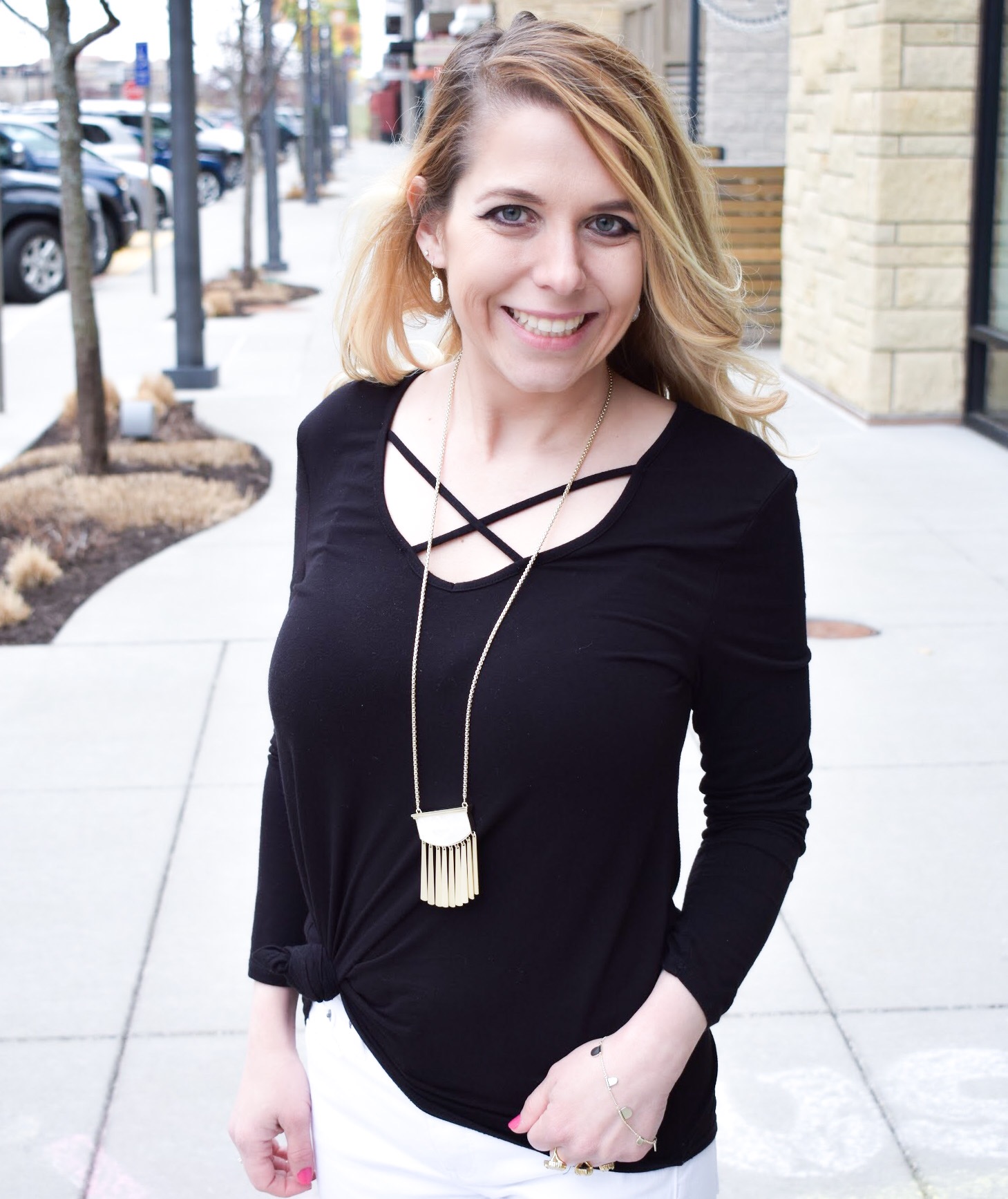 Monochrome Kendra Scott Jewelry Look: Kansas City fashion blogger COVET by tricia showcases a black and white spring transitional spring style featuring Kendra Scott jewelry. Here's how to style a knotted blouse with white pants, peep-toe heels, and gorgeous jewelry from Kendra Scott. The jewelry used in this post is available from Threshing Bee in Overland Park, KS.