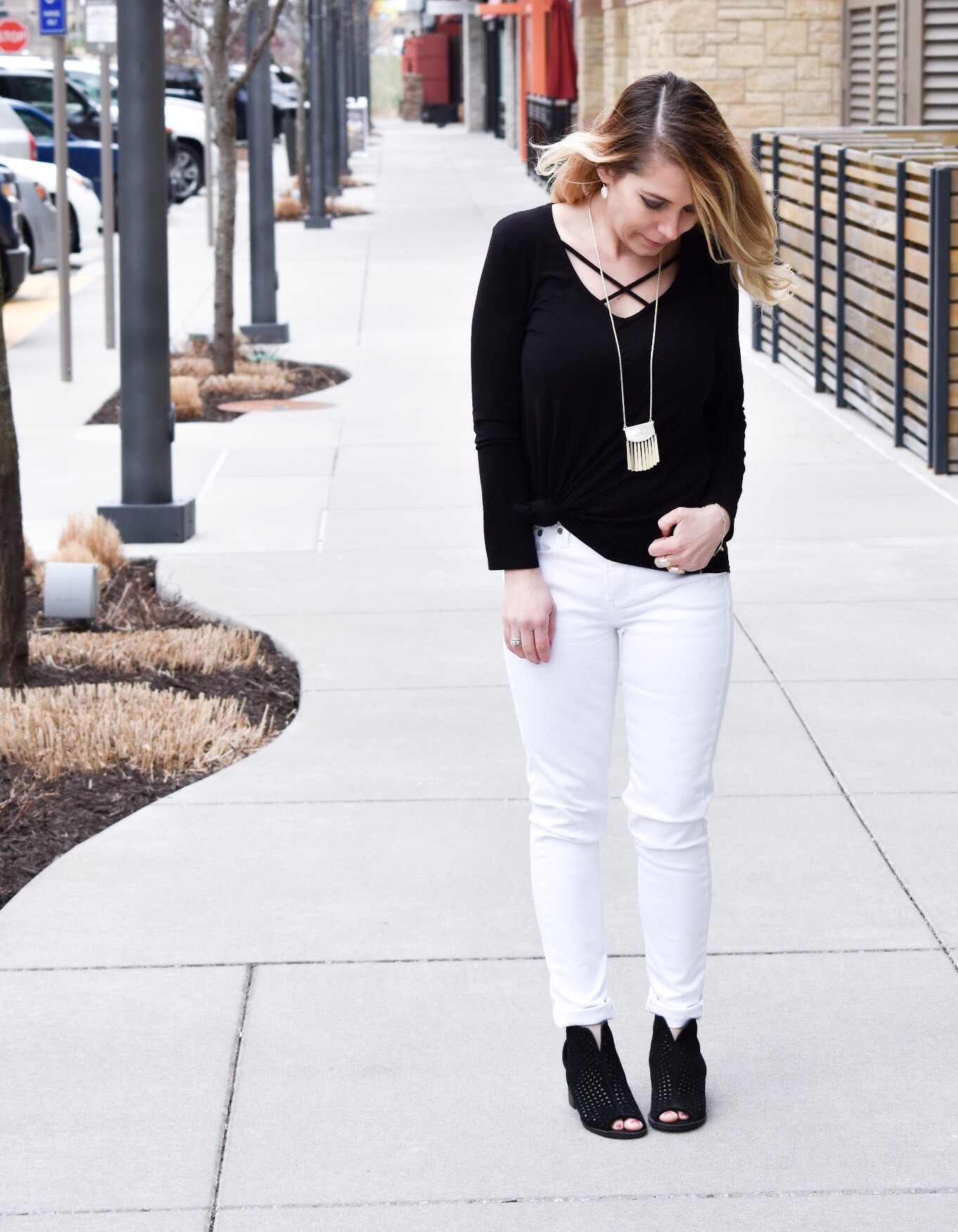 Monochrome Kendra Scott Jewelry Look: Kansas City fashion blogger COVET by tricia showcases a black and white spring transitional spring style featuring Kendra Scott jewelry. Here's how to style a knotted blouse with white pants, peep-toe heels, and gorgeous jewelry from Kendra Scott. The jewelry used in this post is available from Threshing Bee in Overland Park, KS.