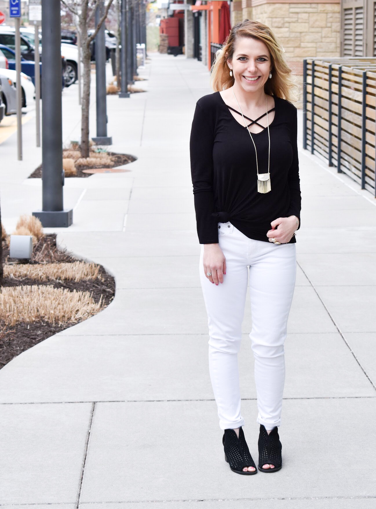 Monochrome Kendra Scott Jewelry Look: Kansas City fashion blogger COVET by tricia showcases a black and white spring transitional spring style featuring Kendra Scott jewelry. Here's how to style a knotted blouse with white pants, peep-toe heels, and gorgeous jewelry from Kendra Scott. The jewelry used in this post is available from Threshing Bee in Overland Park, KS.