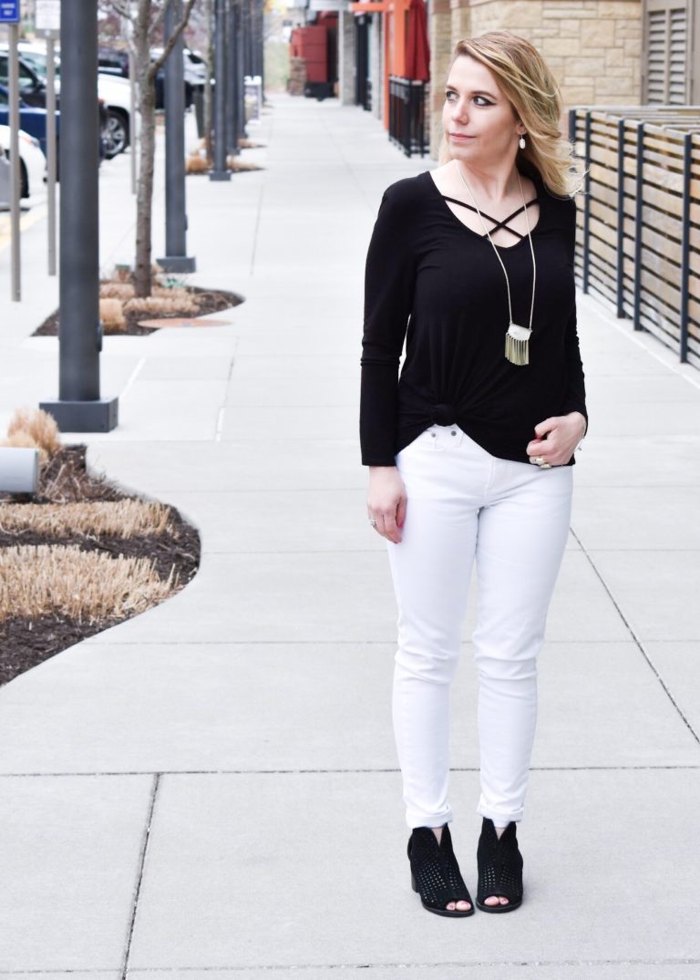 Monochrome Kendra Scott Jewelry Look [Knotted Top + White Pants ...