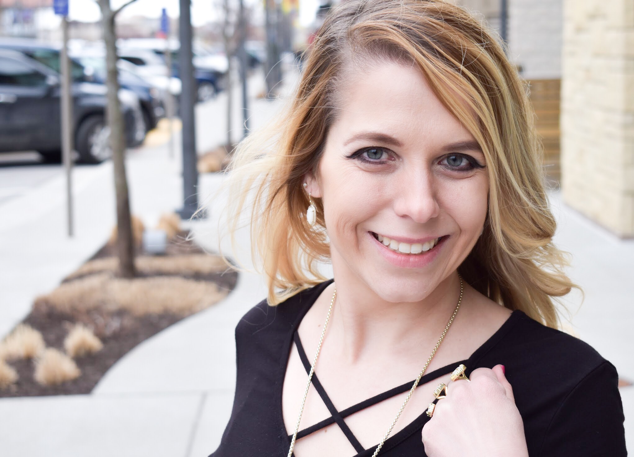 Monochrome Kendra Scott Jewelry Look: Kansas City fashion blogger COVET by tricia showcases a black and white spring transitional spring style featuring Kendra Scott jewelry. Here's how to style a knotted blouse with white pants, peep-toe heels, and gorgeous jewelry from Kendra Scott. The jewelry used in this post is available from Threshing Bee in Overland Park, KS.