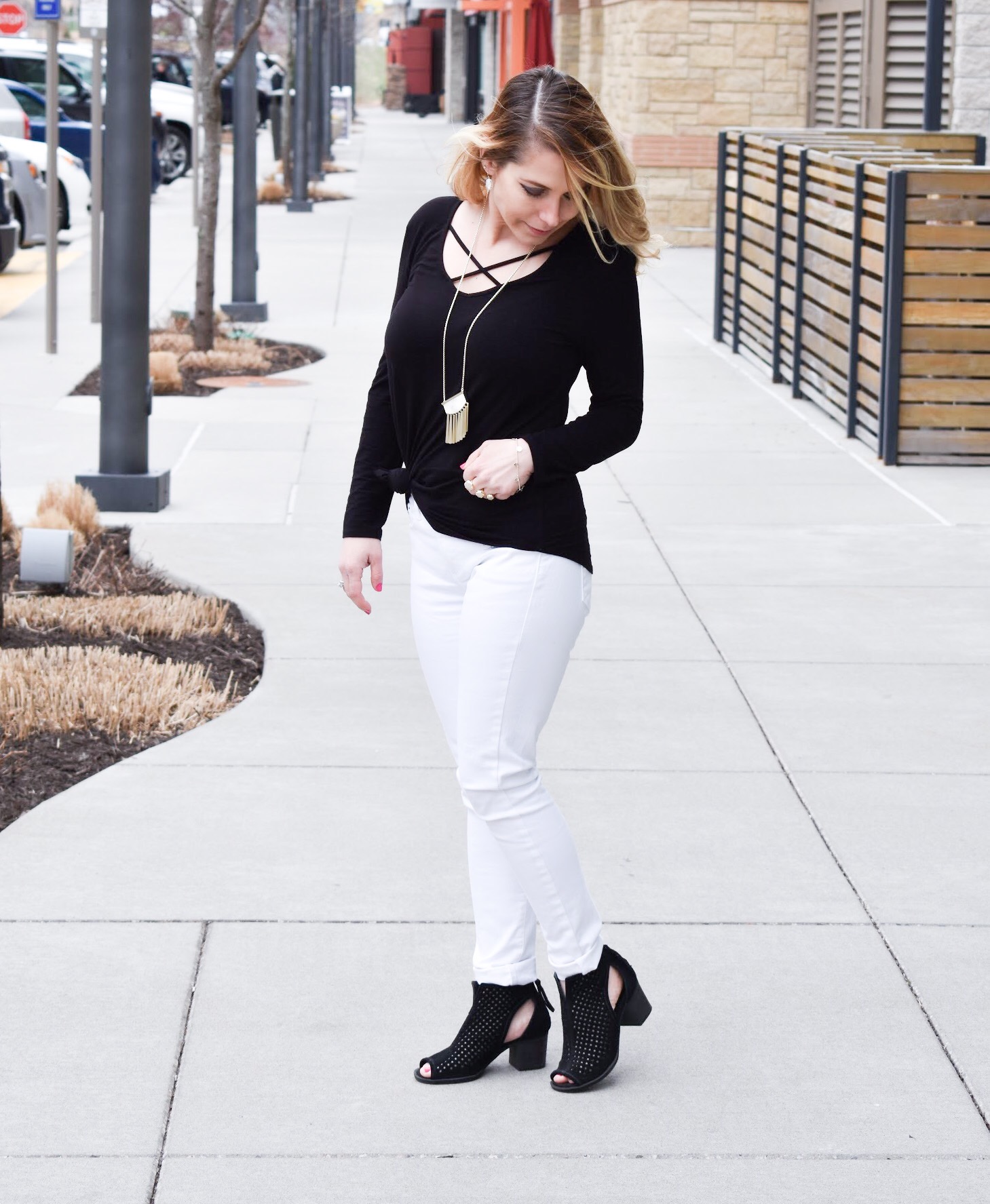 Monochrome Kendra Scott Jewelry Look: Kansas City fashion blogger COVET by tricia showcases a black and white spring transitional spring style featuring Kendra Scott jewelry. Here's how to style a knotted blouse with white pants, peep-toe heels, and gorgeous jewelry from Kendra Scott. The jewelry used in this post is available from Threshing Bee in Overland Park, KS.