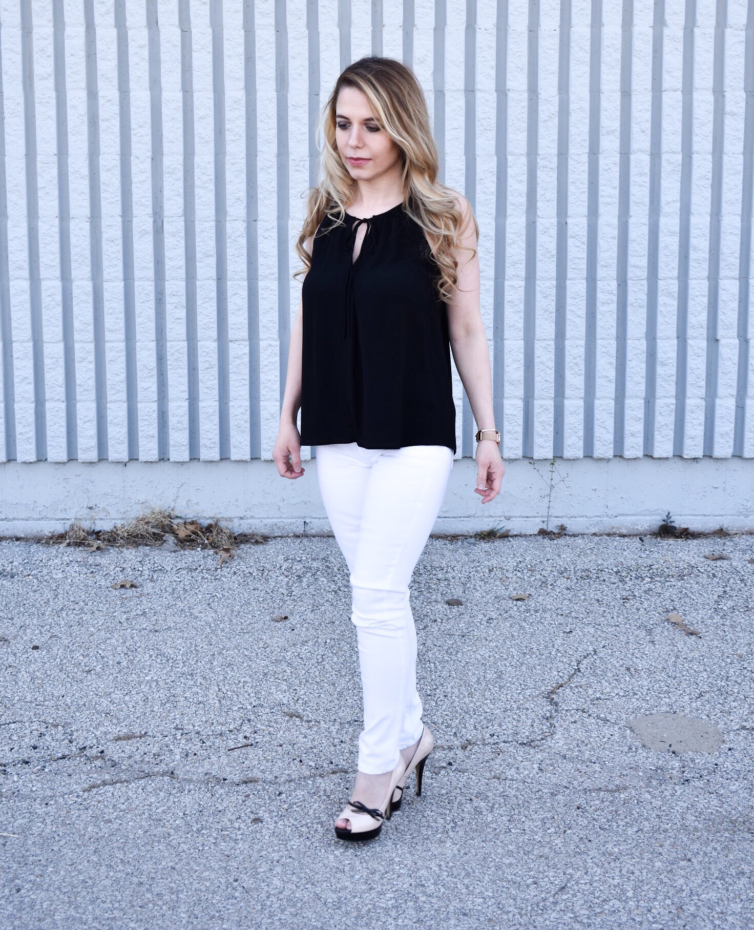 Monochrome Looks for Spring: Some people think you can't wear black and white in the spring. Those people are wrong. Fashion blogger COVET by tricia showcases a springtime monochrome look featuring Banana Republic Stay White Denim and a Tyche black halter top. Minimalist jewelry completes the look. Monochrome is trending for spring 2018, so here's how to effortlessly incorporate it into your wardrobe.