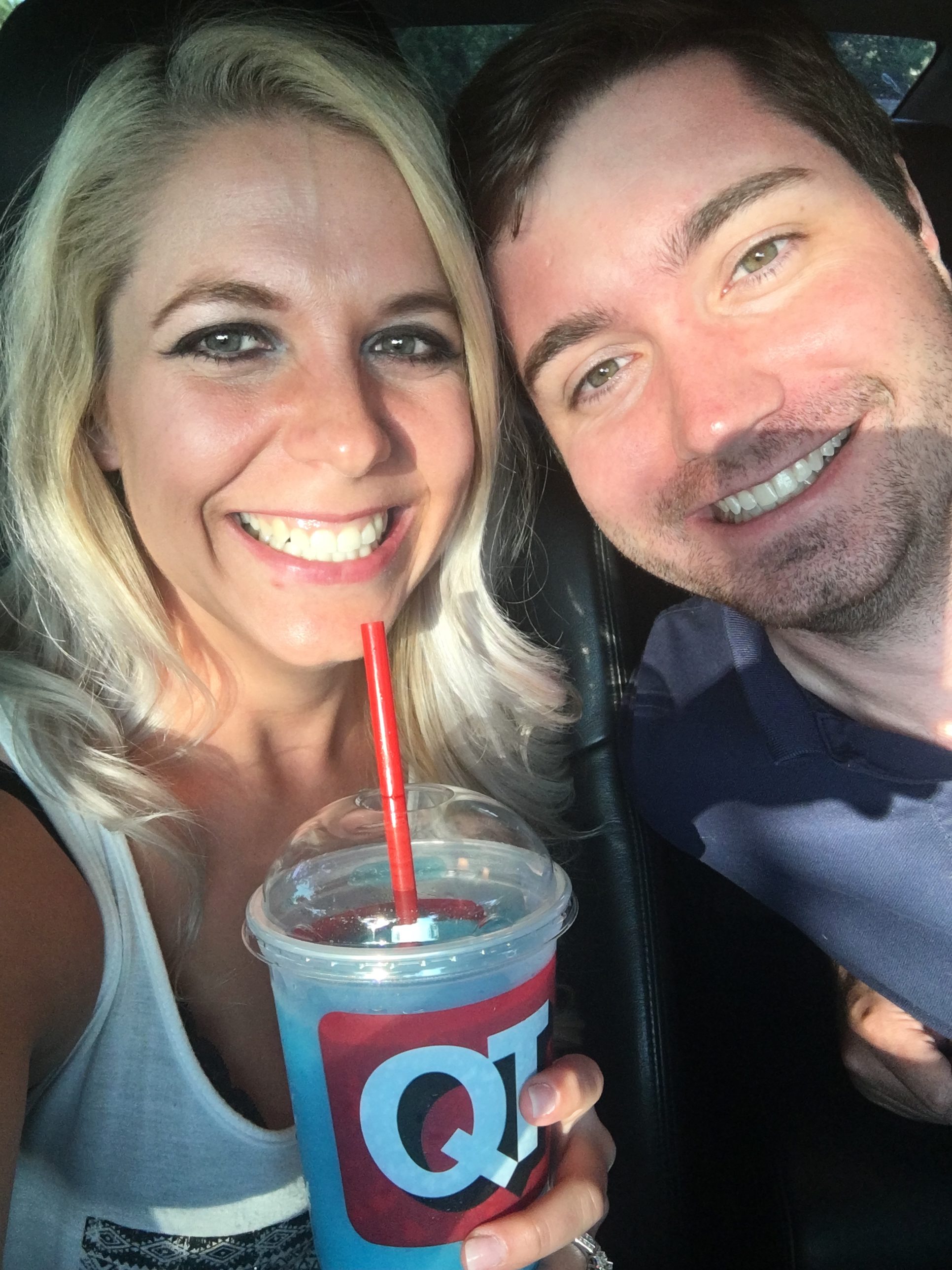 Couple Drinking QuikTrip Drinks e1529355000682