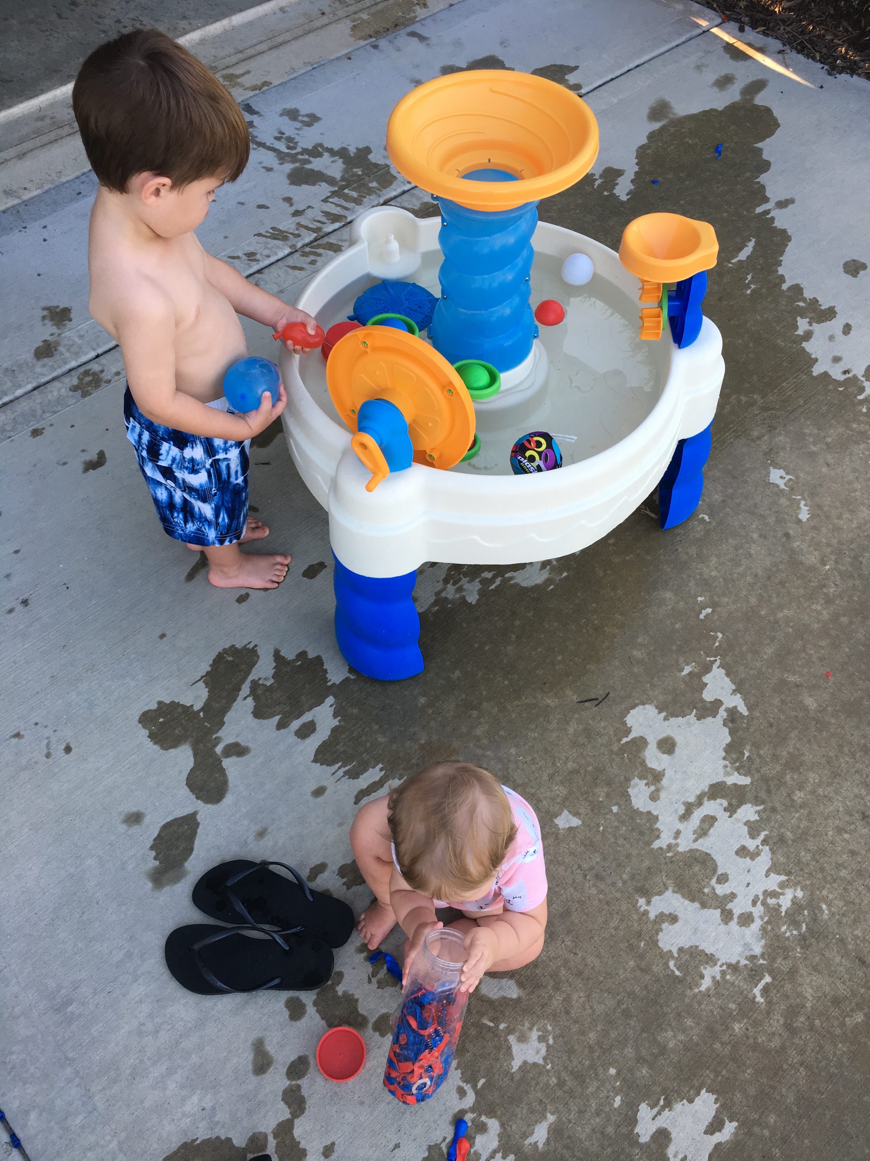 Siblings Playing with Water Table Little Tikes e1529354954449