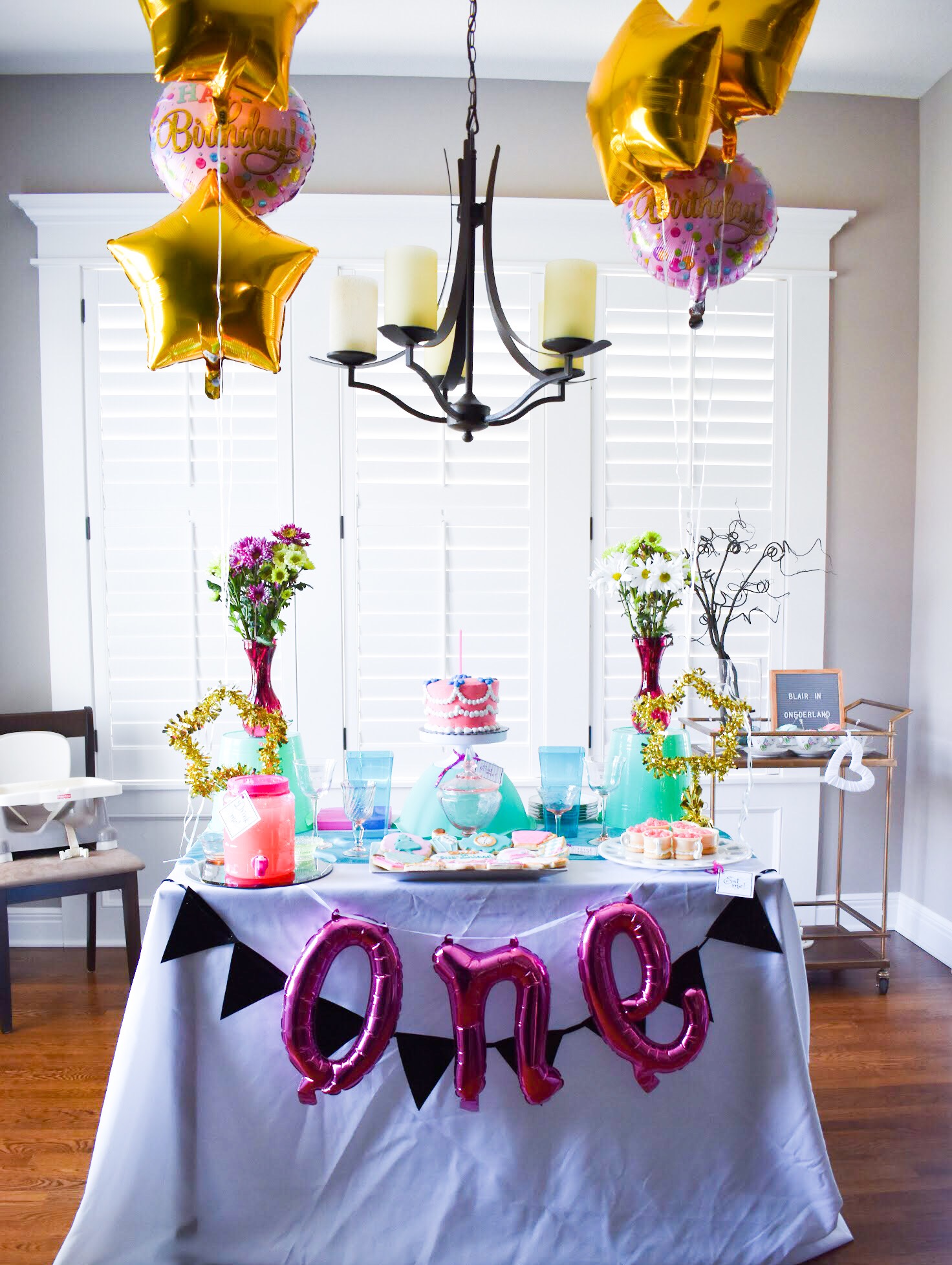 Alice in the Wonderland balloon decorations for a grand birthday