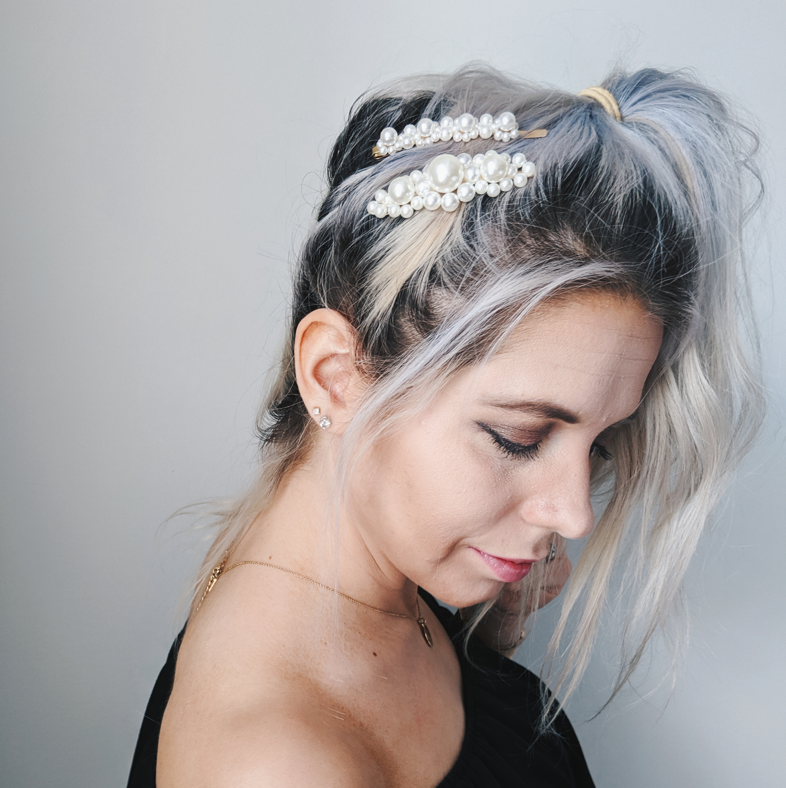 Pearl Barrette Hairstyles - Hair Styles for Pearl Clips Barrettes: 5 hair styles you can do with pearl barrettes, the hottest of the 2019 hair trends! These easy hairstyles will elevate your look in seconds. #hairstyles #hairinspo #pearlbarrettes 