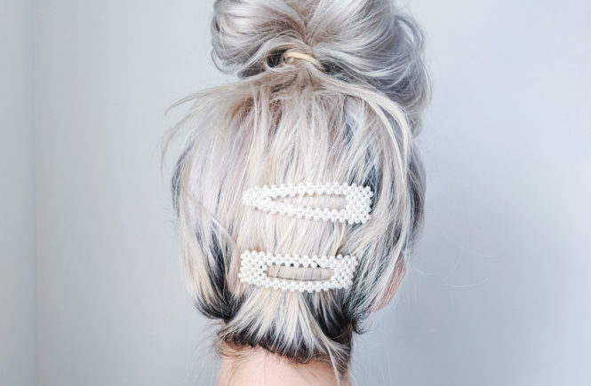 Pearl Barrette Hairstyles - Hair Styles for Pearl Clips Barrettes: 5 hair styles you can do with pearl barrettes, the hottest of the 2019 hair trends! These easy hairstyles will elevate your look in seconds. #hairstyles #hairinspo #pearlbarrettes
