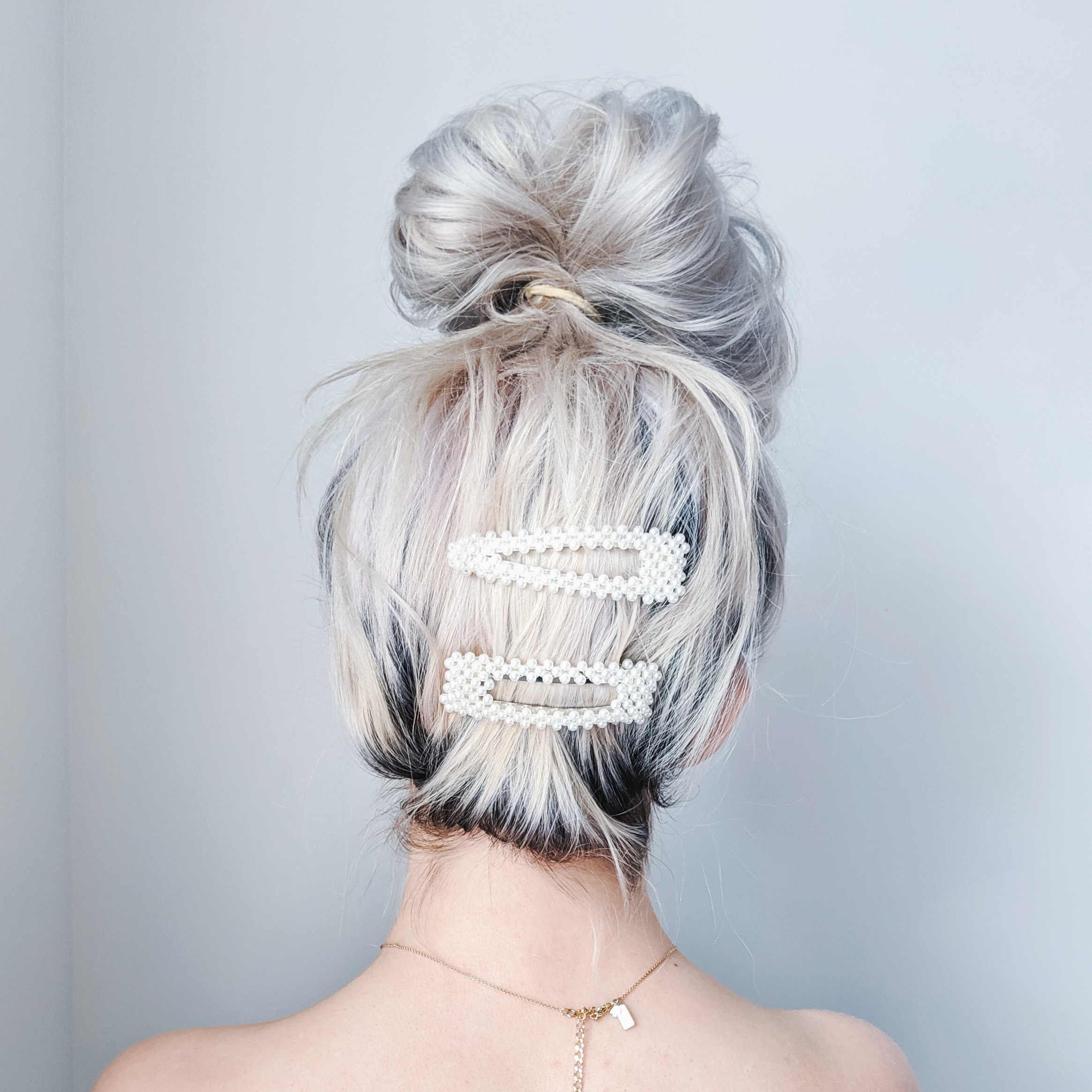 Pearl Barrette Hairstyles - Hair Styles for Pearl Clips Barrettes: 5 hair styles you can do with pearl barrettes, the hottest of the 2019 hair trends! These easy hairstyles will elevate your look in seconds. #hairstyles #hairinspo #pearlbarrettes 