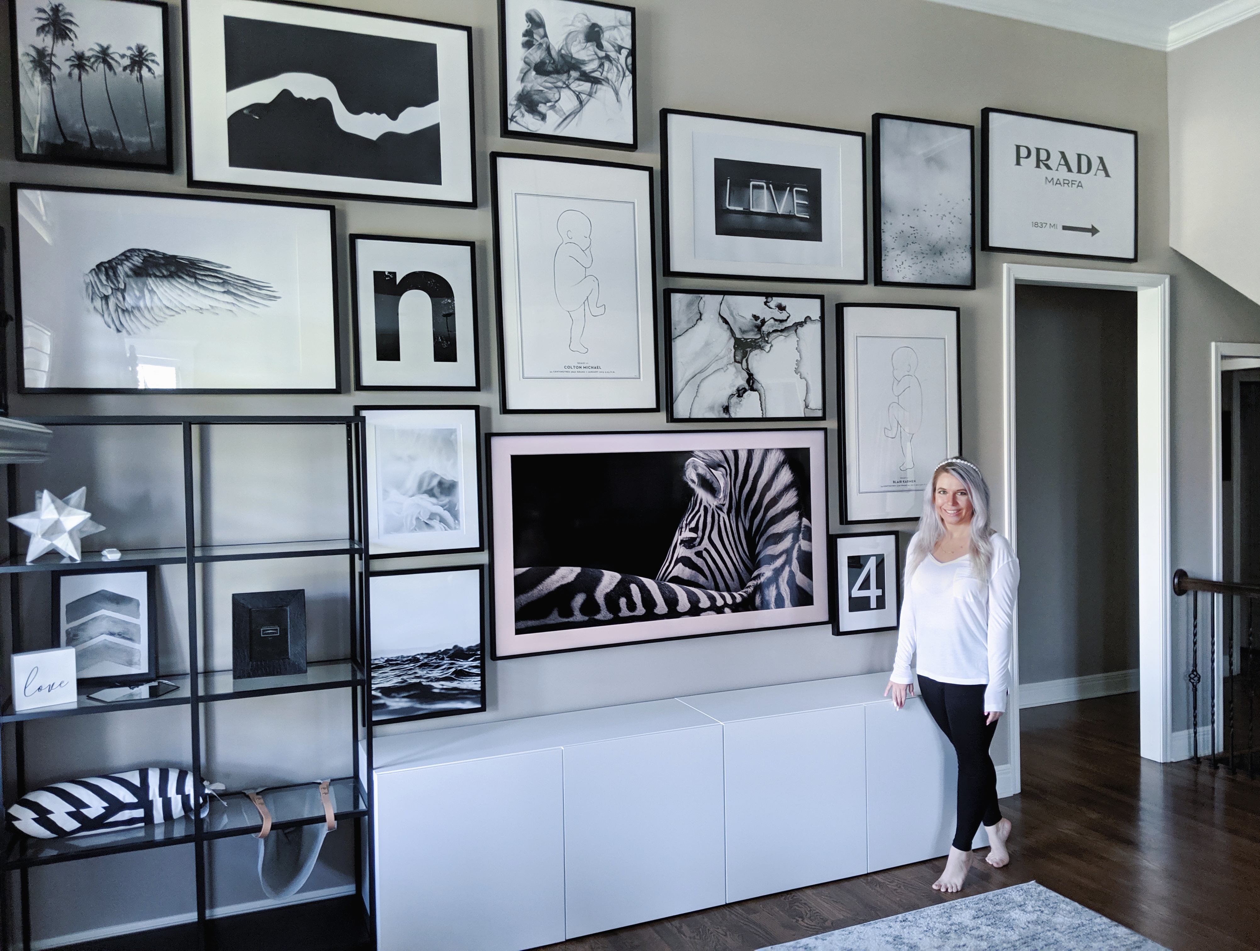 Living Room Gallery Wall Ideas: Looking for gallery wall ideas? This black and white gallery wall is a total showstopper. This is one of the best gallery walls I've ever seen! Includes Desenio posters, Samsung The Frame TV, Ikea Besta as a TV stand, Ikea Ribba frame gallery wall, Ikea Vittsjo shelves. #gallerywall #blackandwhite #monochrome