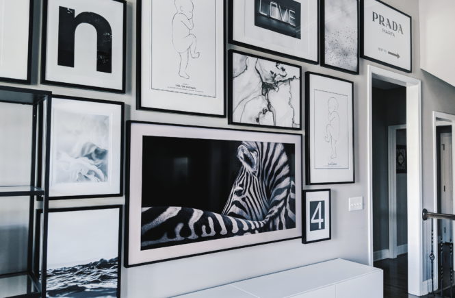 Living Room Gallery Wall Ideas: Looking for gallery wall ideas? This black and white gallery wall is a total showstopper. This is one of the best gallery walls I've ever seen! Includes Desenio posters, Samsung The Frame TV, Ikea Besta as a TV stand, Ikea Ribba frame gallery wall, Ikea Vittsjo shelves. #gallerywall #blackandwhite #monochrome