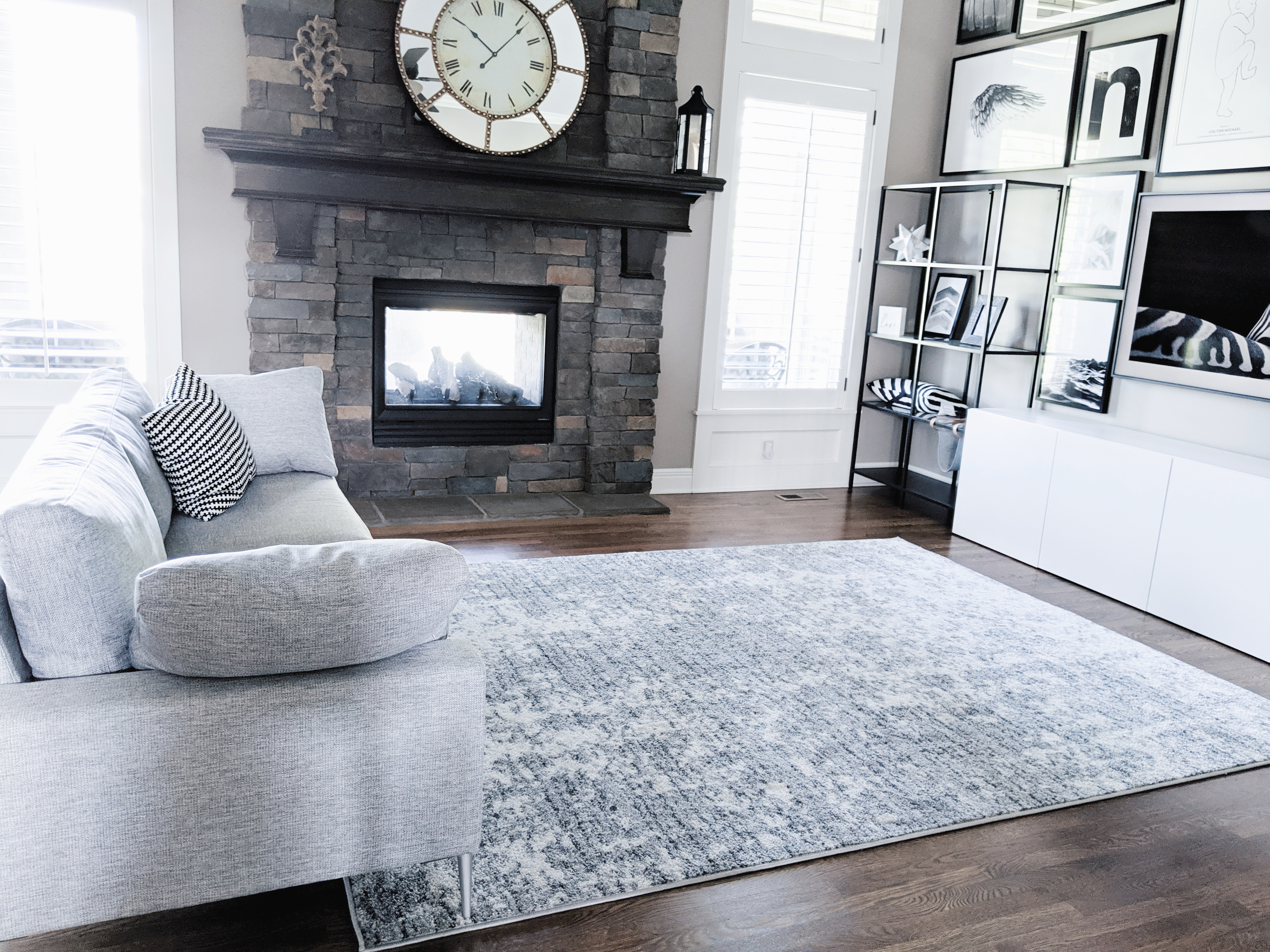 Living Room Gallery Wall Ideas: Looking for gallery wall ideas? This black and white gallery wall is a total showstopper. This is one of the best gallery walls I've ever seen! Includes Desenio posters, Samsung The Frame TV, Ikea Besta as a TV stand, Ikea Ribba frame gallery wall, Ikea Vittsjo shelves. #gallerywall #blackandwhite #monochrome