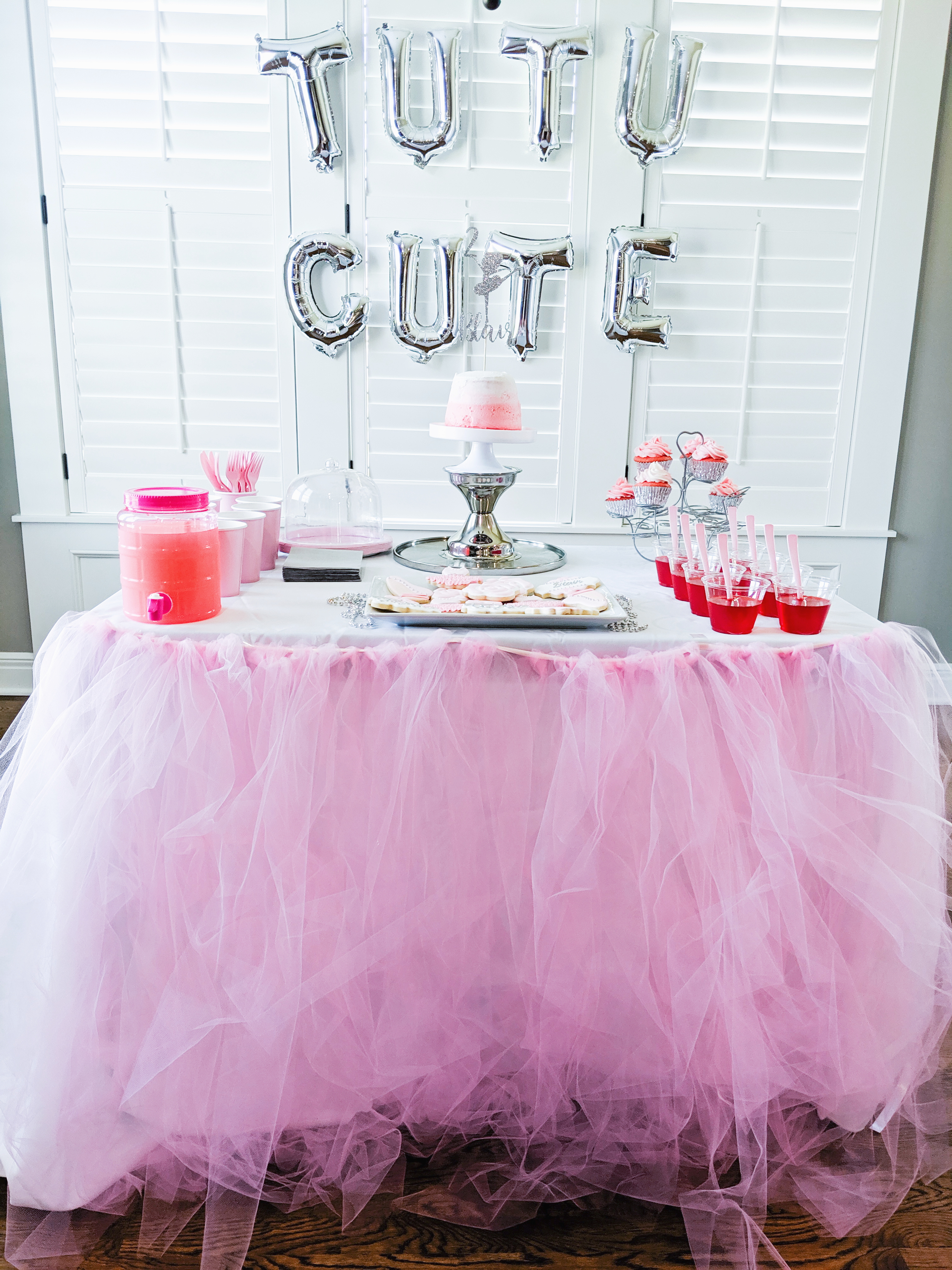 Tutu Cute Birthday Party - 2nd Birthday Party Ideas for Girls. This tutu cute party is perfect for your little dancer! Birthday party ideas for 2 year olds, pink birthday party, little girl birthday party. Two two cute. #tutucute #partyideas #2ndbirthday 