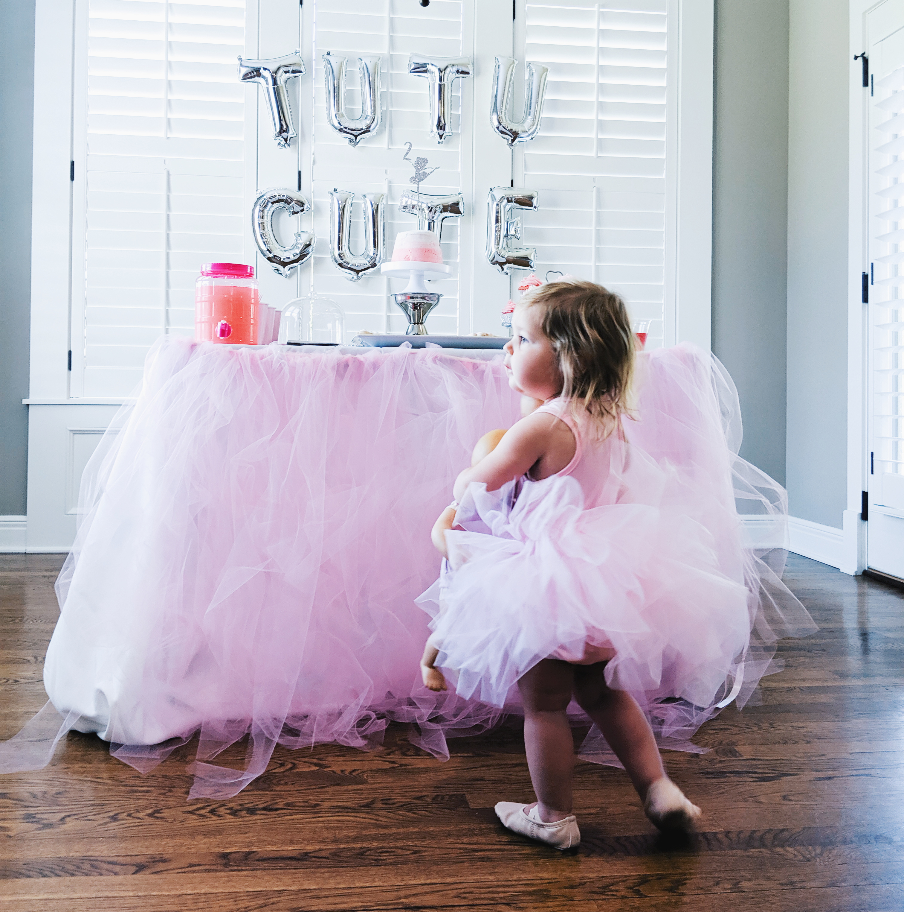 Tutu Cute Birthday Party - 2nd Birthday Party Ideas for Girls. This tutu cute party is perfect for your little dancer! Birthday party ideas for 2 year olds, pink birthday party, little girl birthday party. Two two cute. #tutucute #partyideas #2ndbirthday