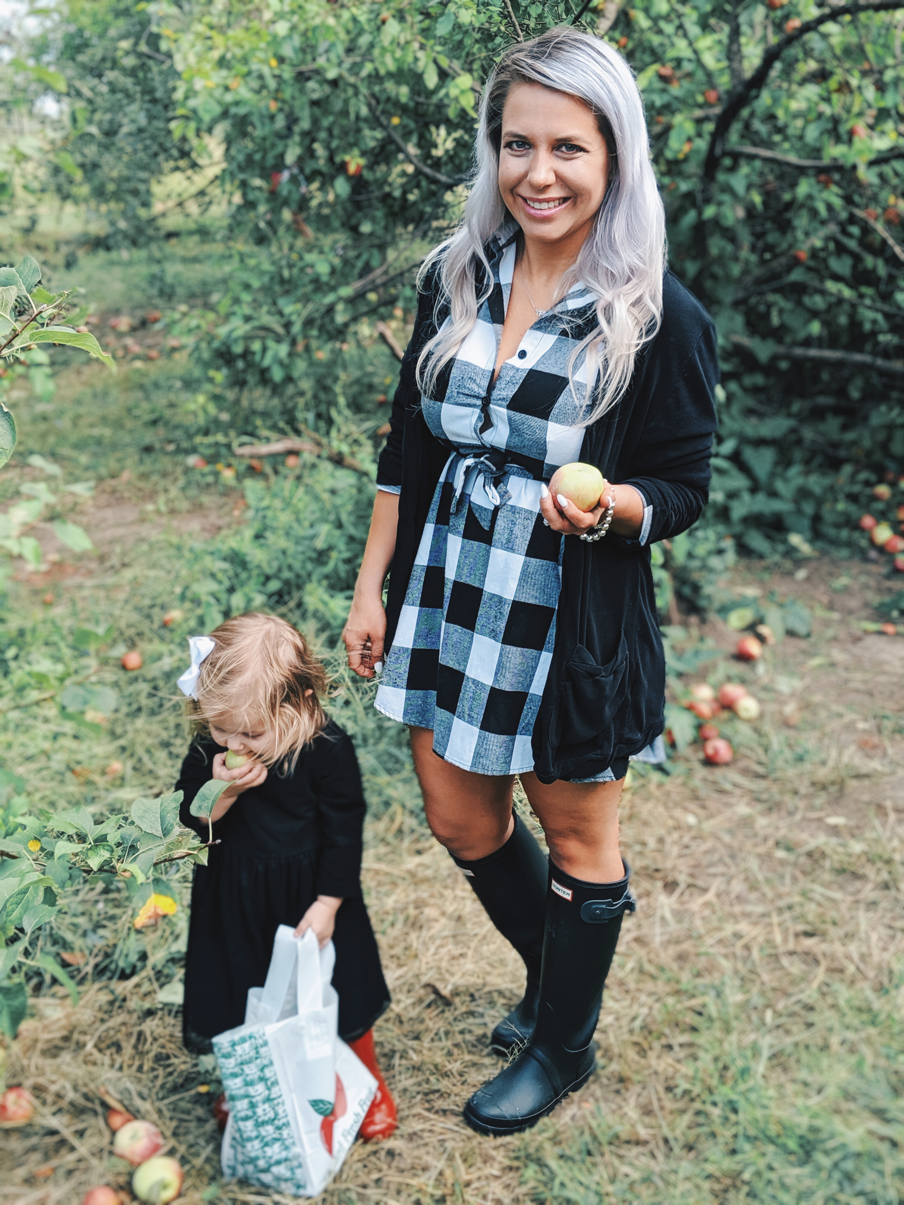 These apple picking photos are too cute! Going apple picking is one of our favorite fall family activities! Here's our apple picking outfits and our experience with apple picking Kansas City at Cider Hill Family Orchard! A great family activity in Kansas City! #applepicking #fallactivities #fall2019 