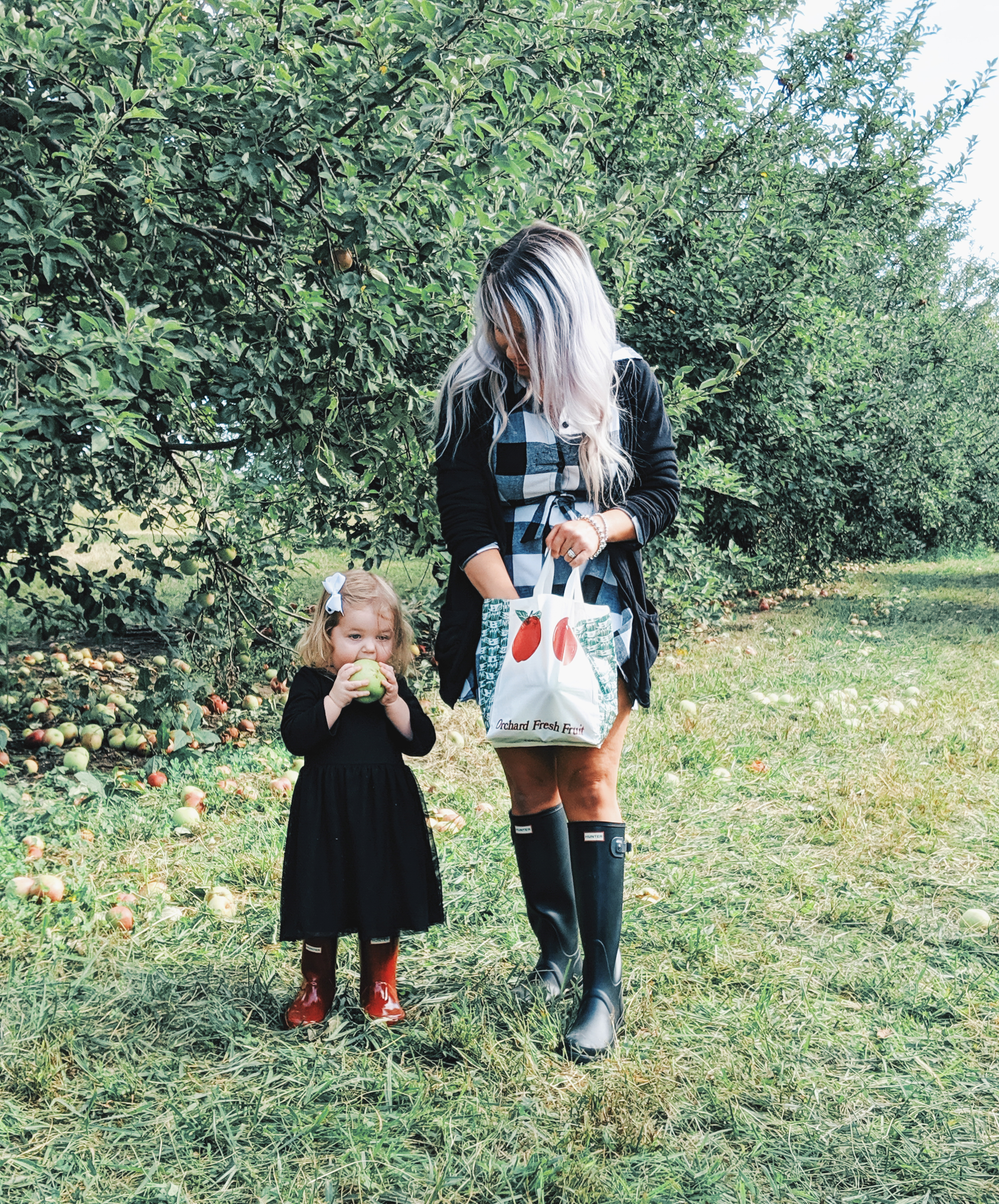 These apple picking photos are too cute! Going apple picking is one of our favorite fall family activities! Here's our apple picking outfits and our experience with apple picking Kansas City at Cider Hill Family Orchard! A great family activity in Kansas City! #applepicking #fallactivities #fall2019 