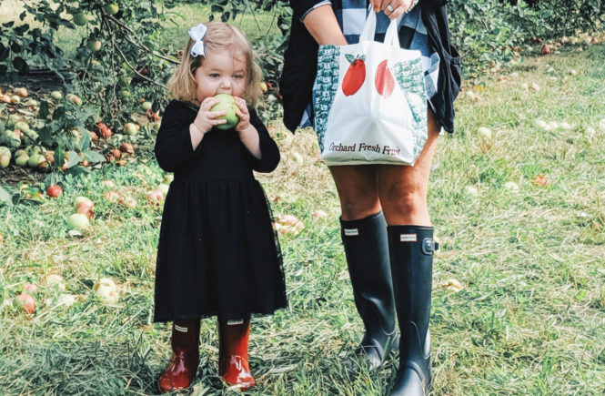 These apple picking photos are too cute! Going apple picking is one of our favorite fall family activities! Here's our apple picking outfits and our experience with apple picking Kansas City at Cider Hill Family Orchard! A great family activity in Kansas City! #applepicking #fallactivities #fall2019