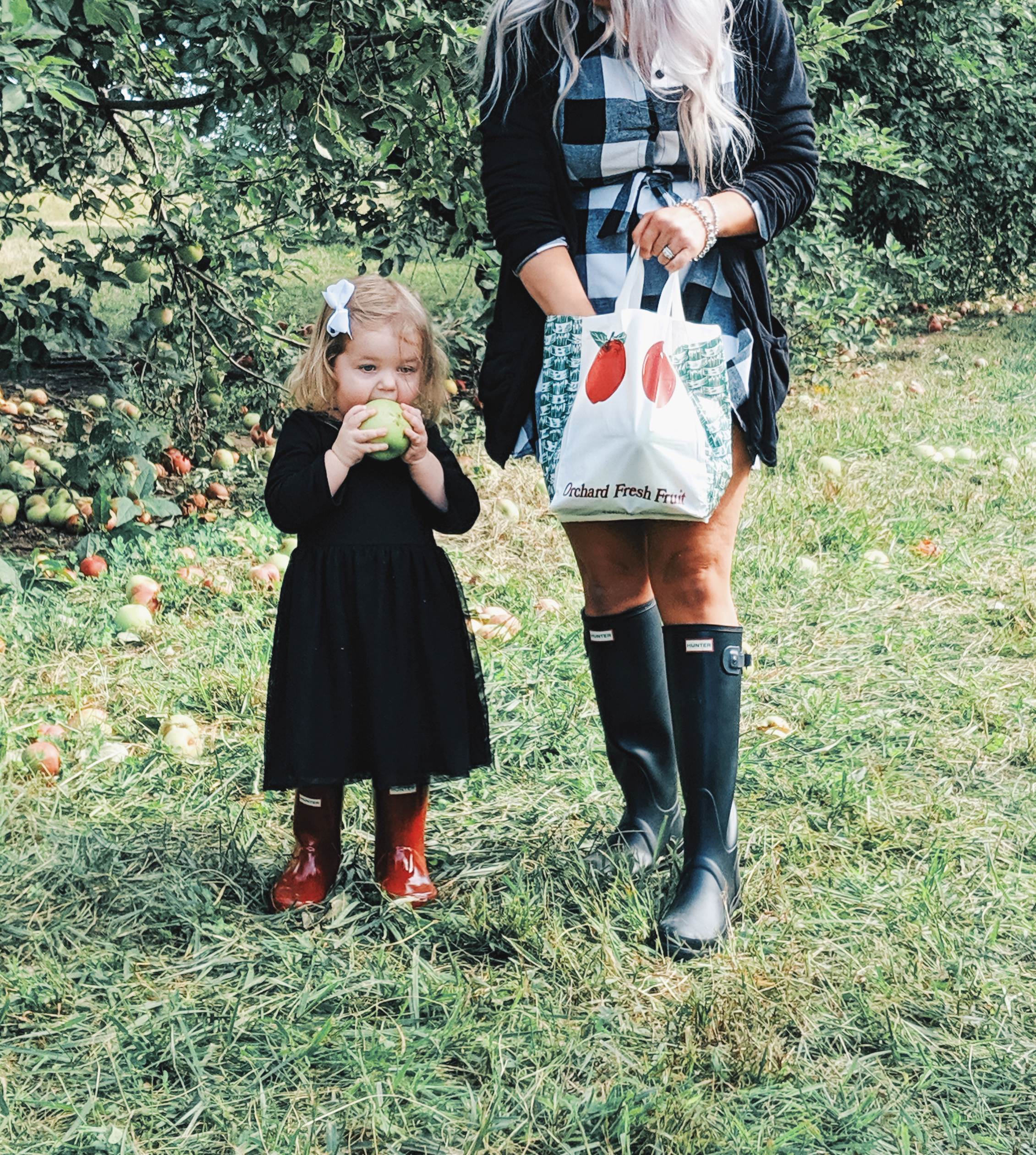 These apple picking photos are too cute! Going apple picking is one of our favorite fall family activities! Here's our apple picking outfits and our experience with apple picking Kansas City at Cider Hill Family Orchard! A great family activity in Kansas City! #applepicking #fallactivities #fall2019 