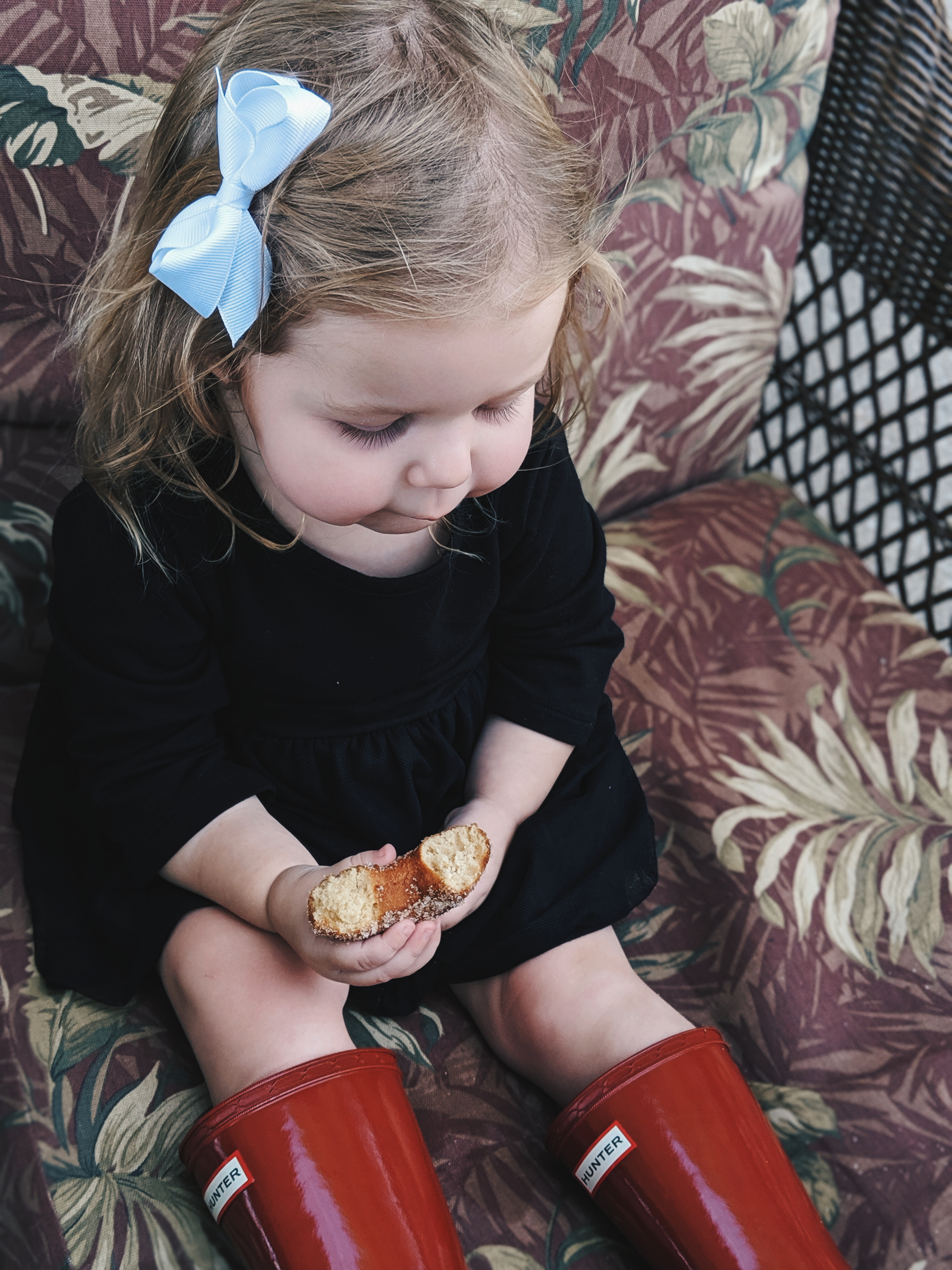 These apple picking photos are too cute! Going apple picking is one of our favorite fall family activities! Here's our apple picking outfits and our experience with apple picking Kansas City at Cider Hill Family Orchard! A great family activity in Kansas City! #applepicking #fallactivities #fall2019 