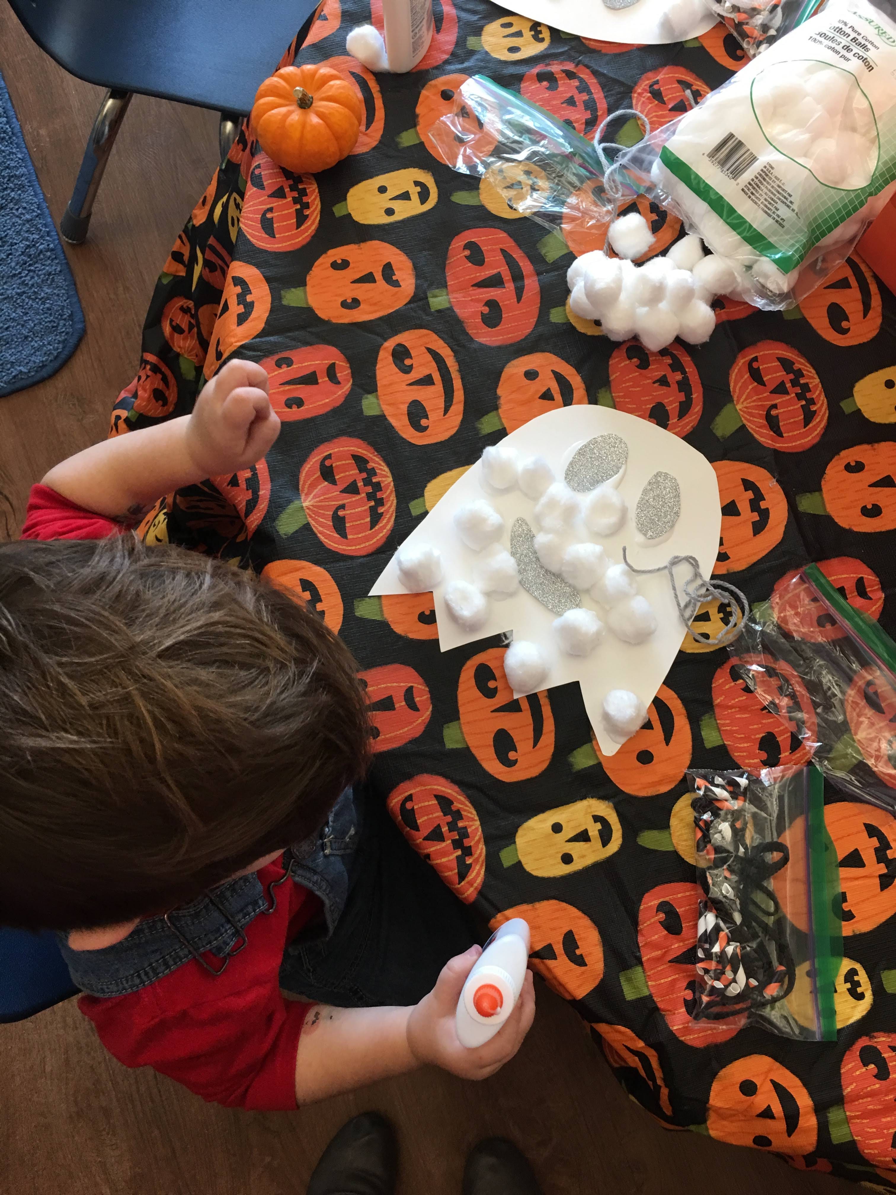 Preschool Halloween Party Plans: A full plan for a preschool Halloween party! Looking for preschool Halloween party ideas? Here's everything you need to plan a preschool Halloween party! #preschool #halloweenparty #halloween 