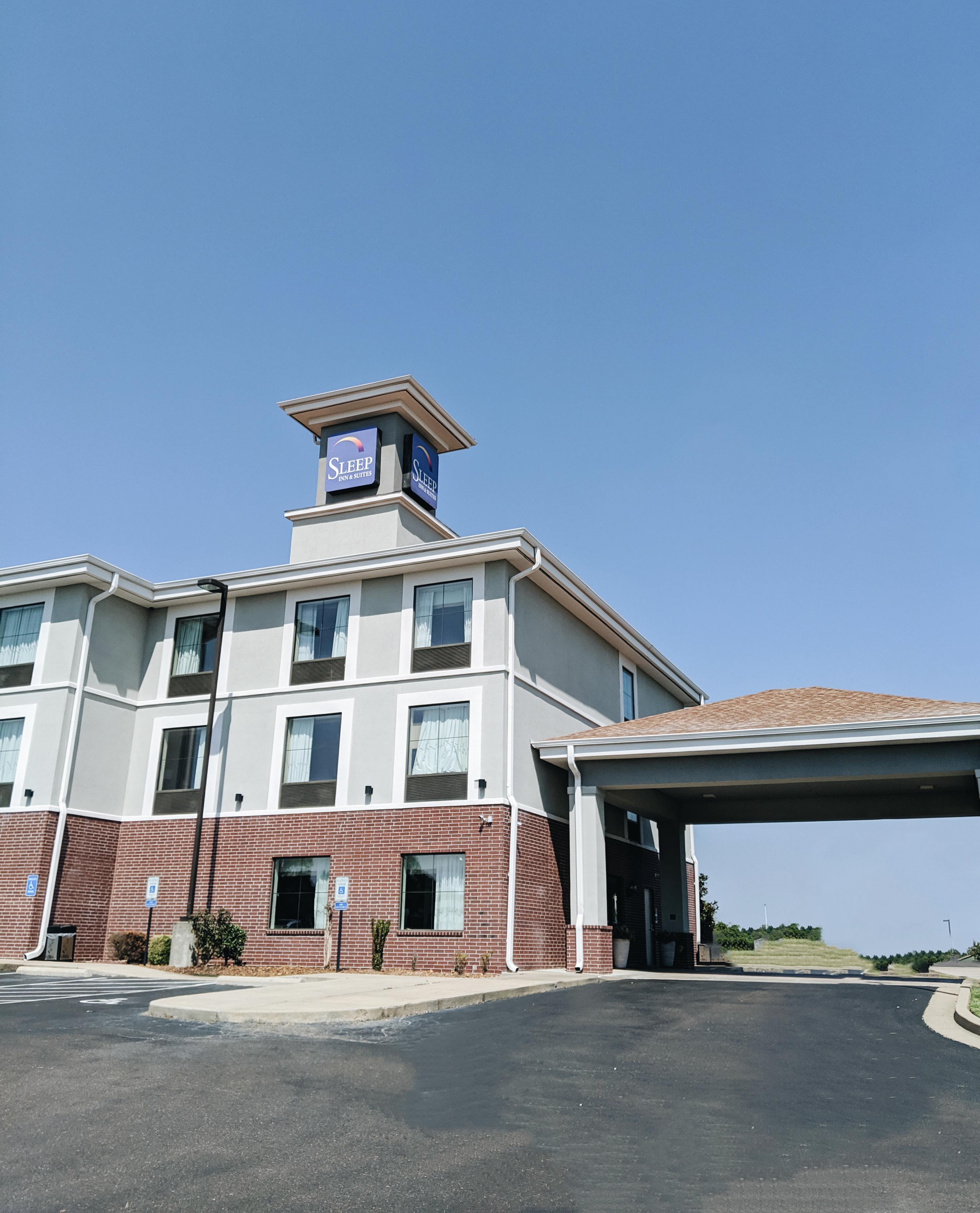 Sleep Inn Dyersburg TN Review - Dyersburg TN Hotels: Detailed Sleep Inn Dyersburg TN reviews with 15 photos and updated information as of fall 2019. Find out why Sleep Inn is one of the best hotels in Dyersburg, TN in this Dyersburg TN Travel Guide. (ad) #madeintn #dyersburg #dyersburgtn #tennessee 