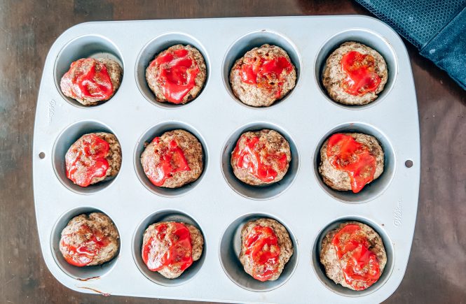 Easy Meatloaf Muffins Recipe - No meatloaf pan? No problem! Make these easy meatloaf muffins for a quick, kid-friendly dinner with individual servings. Perfect if you're looking for ground beef recipes for a crowd! #groundbeef #maindishes #kidfriendly