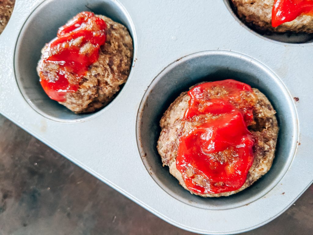 Easy Meatloaf Muffins Recipe - No meatloaf pan? No problem! Make these easy meatloaf muffins for a quick, kid-friendly dinner with individual servings. Perfect if you're looking for ground beef recipes for a crowd! #groundbeef #maindishes #kidfriendly