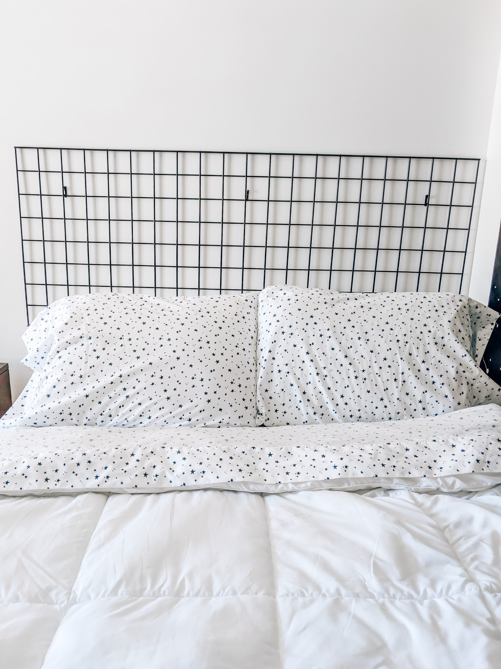 DIY Grid Headboard - DIY Headboard Ideas - Genius DIY modern headboard ideas that are actually affordable! #headboard #scandinavian #modern #minimalist 