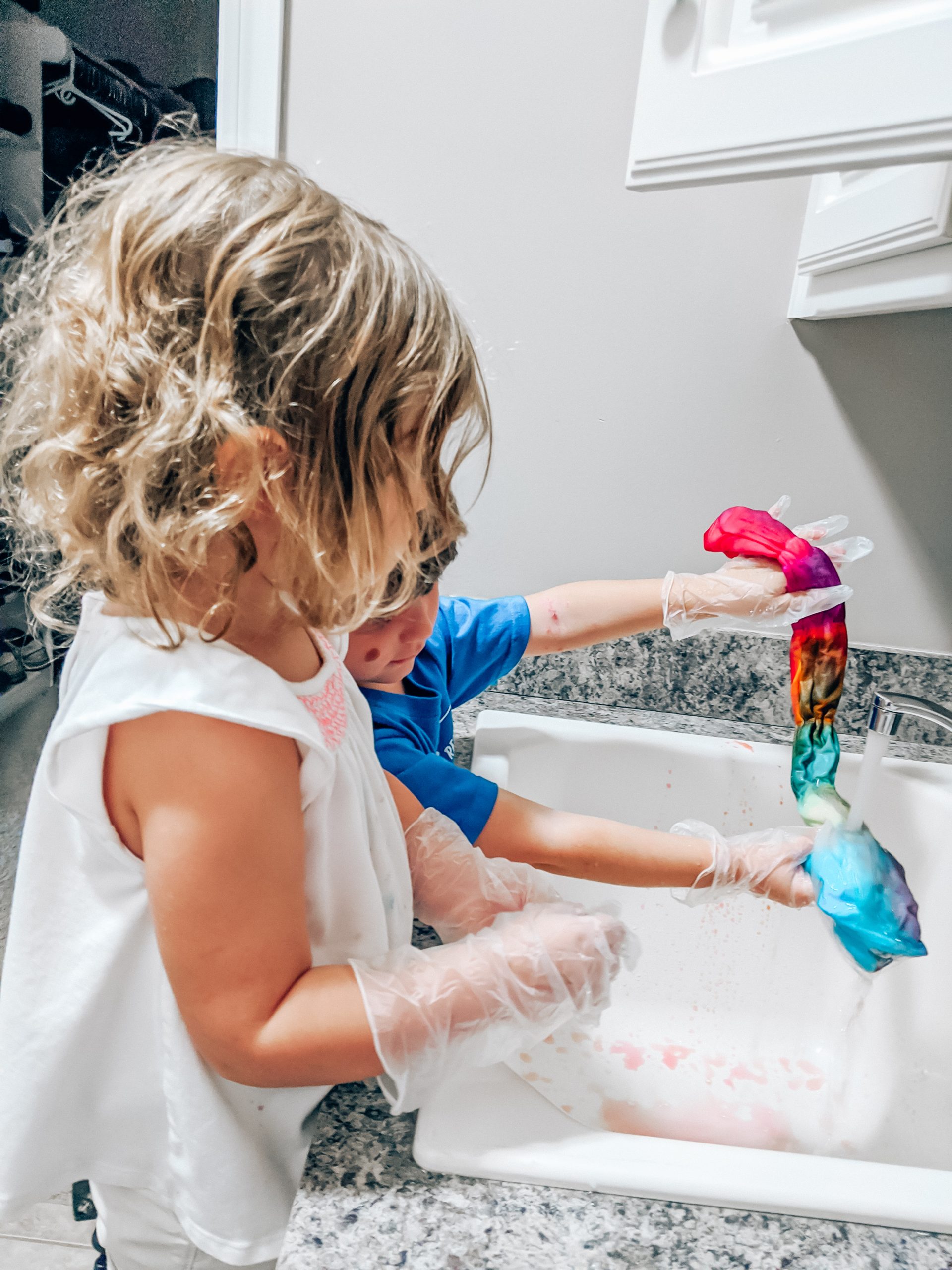 2 Minute Tie Dye Reviews - Microwave Dyeing Technique: Kansas City blogger Tricia Nibarger of COVET by tricia shows how to make DIY tie dye shirts using the two minute tie dye method! #tiedye #diy #tiedyeshirt #upcycle