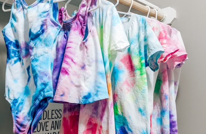 2 Minute Tie Dye Reviews - Microwave Dyeing Technique: Kansas City blogger Tricia Nibarger of COVET by tricia shows how to make DIY tie dye shirts using the two minute tie dye method! #tiedye #diy #tiedyeshirt #upcycle
