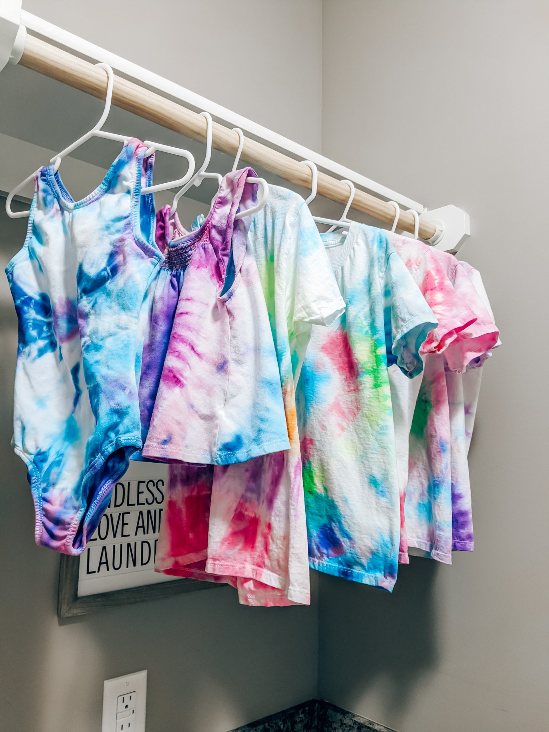 2 Minute Tie Dye Reviews - Microwave Dyeing Technique: Kansas City blogger Tricia Nibarger of COVET by tricia shows how to make DIY tie dye shirts using the two minute tie dye method! #tiedye #diy #tiedyeshirt #upcycle