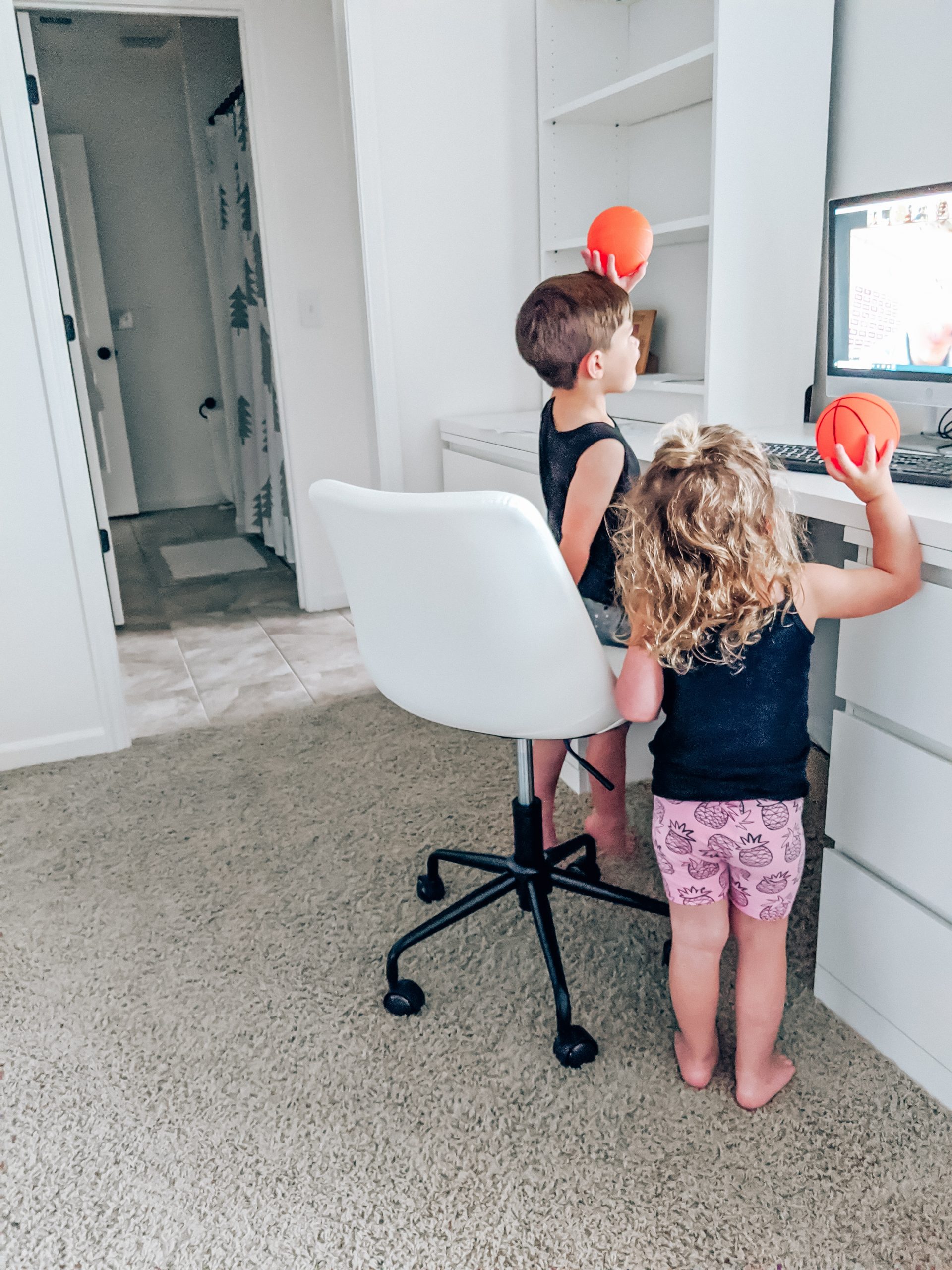 Best Kids Desk Chair - Byron Task Chair Reviews - This kids desk chair is perfect for your virtual learning setup! If you're looking for the best kids desk chair, read this detailed Byron Task Chair review! (sponsored by #Wayfair - #virtuallearning #homeschool #homeoffice )