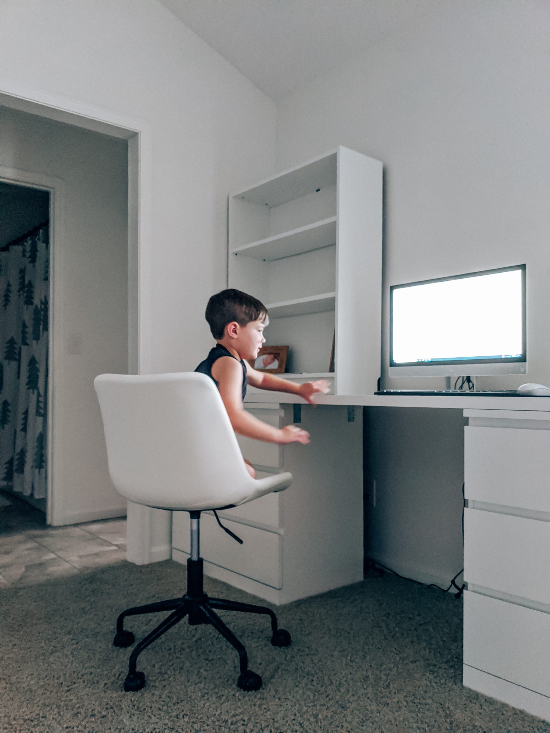Best Kids Desk Chair - Byron Task Chair Reviews - This kids desk chair is perfect for your virtual learning setup! If you're looking for the best kids desk chair, read this detailed Byron Task Chair review! (sponsored by #Wayfair - #virtuallearning #homeschool #homeoffice )