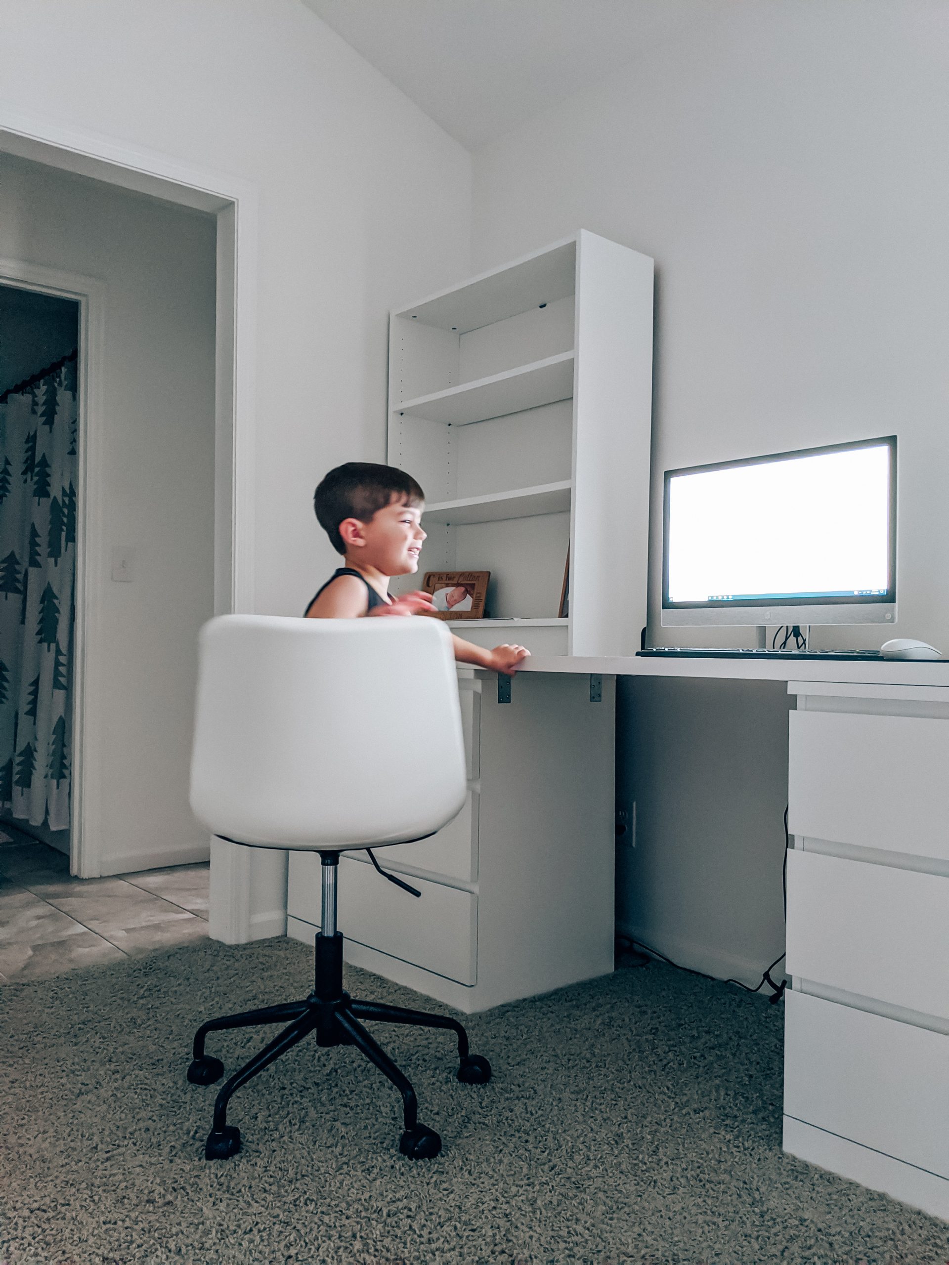 Best Kids Desk Chair - Byron Task Chair Reviews - This kids desk chair is perfect for your virtual learning setup! If you're looking for the best kids desk chair, read this detailed Byron Task Chair review! (sponsored by #Wayfair - #virtuallearning #homeschool #homeoffice )