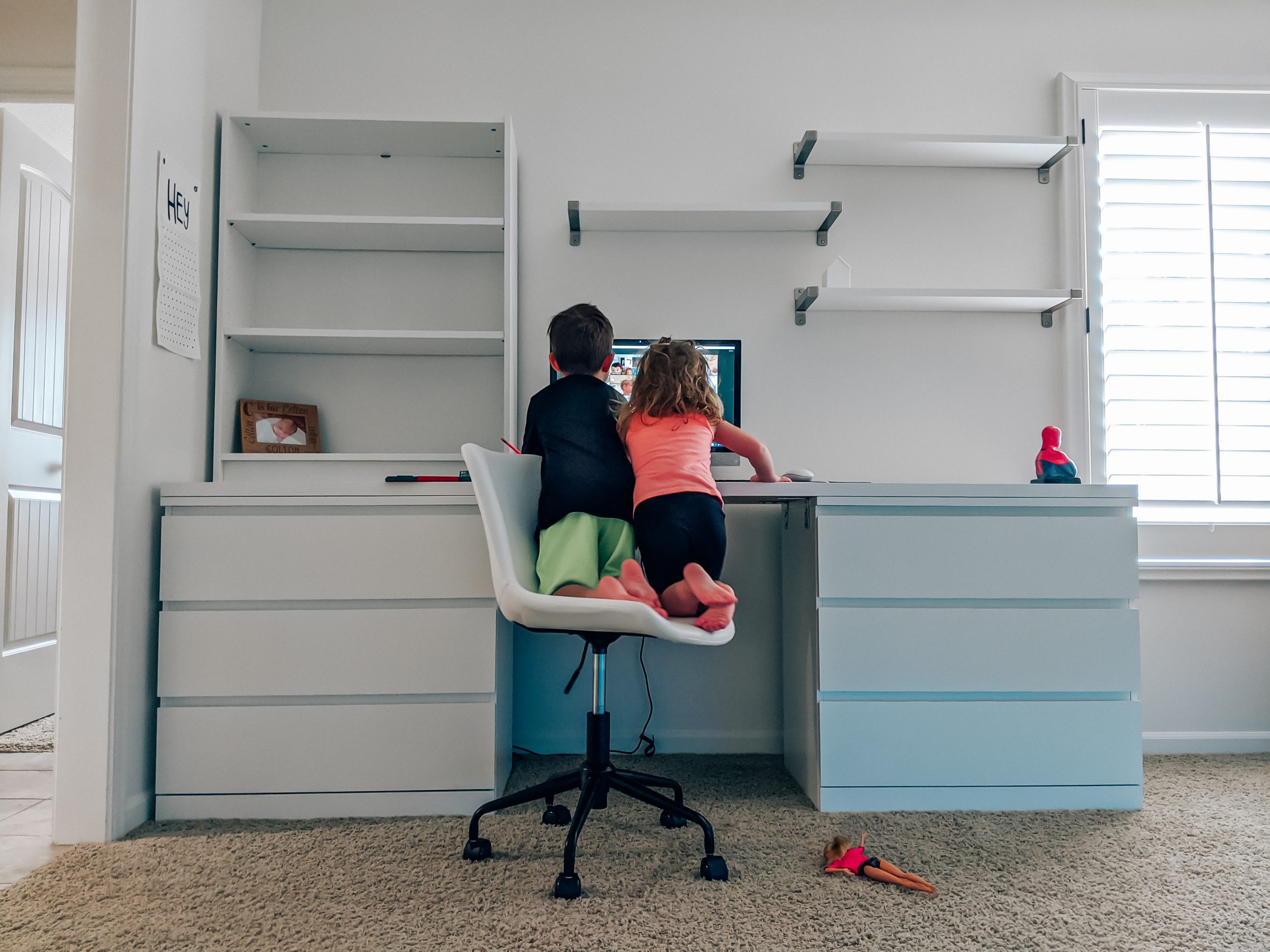 Best Kids Desk Chair - Byron Task Chair Reviews - This kids desk chair is perfect for your virtual learning setup! If you're looking for the best kids desk chair, read this detailed Byron Task Chair review! (sponsored by #Wayfair - #virtuallearning #homeschool #homeoffice )