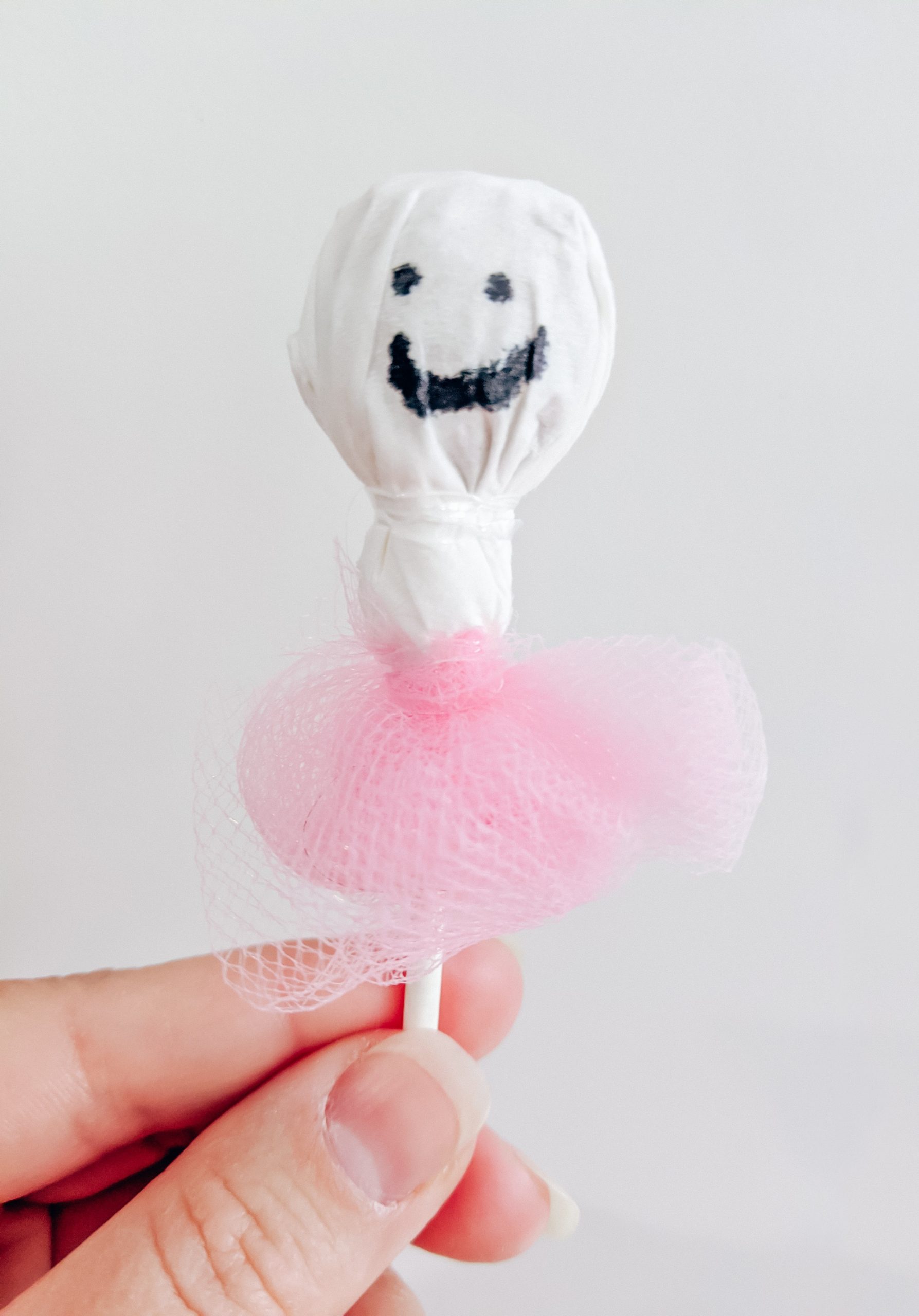 Dance Class Halloween Treats - Halloween Treats for Dance Class - Dancers Halloween Candy - Lollipop Ghost Ballerinas - Ballerina Lollipops - Candy for Dance Class - Dance Class Treats #dance #ballet #ballerina #halloween 