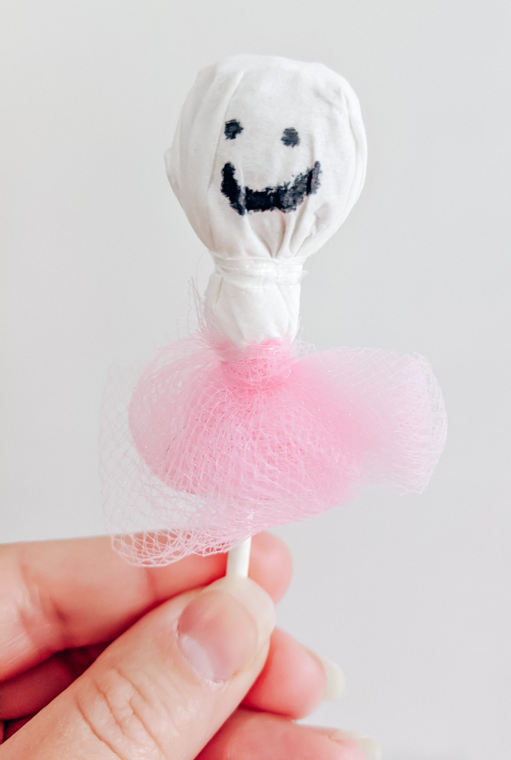 Dance Class Halloween Treats - Halloween Treats for Dance Class - Dancers Halloween Candy - Lollipop Ghost Ballerinas - Ballerina Lollipops - Candy for Dance Class - Dance Class Treats #dance #ballet #ballerina #halloween 