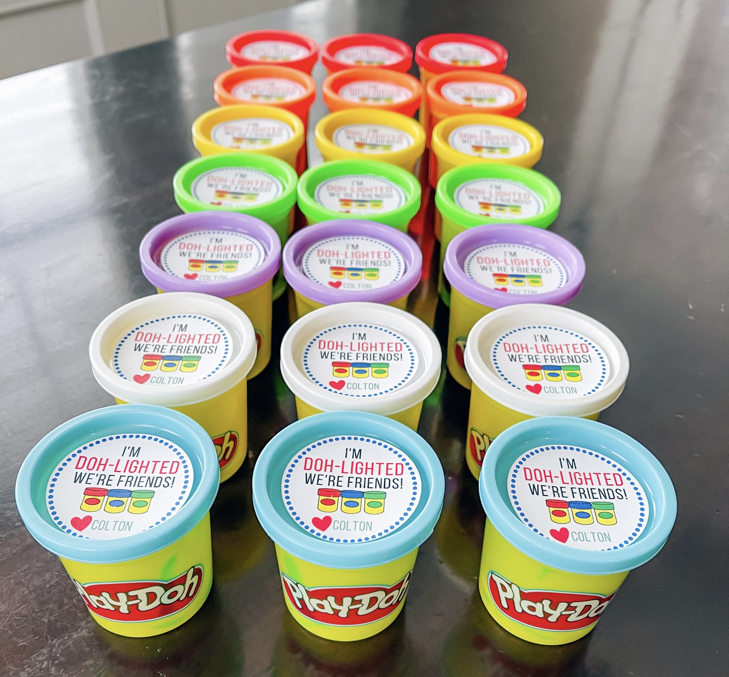 Play-Doh Party Favors - Non-Candy Party Favors - Classroom Party Favors - Play-Doh Labels - Beginner Cricut projects: These Play-Doh party favor labels are fun and easy to make! Free printable included plus Cricut Design Space file to help with cutting! #cricut #playdoh #party