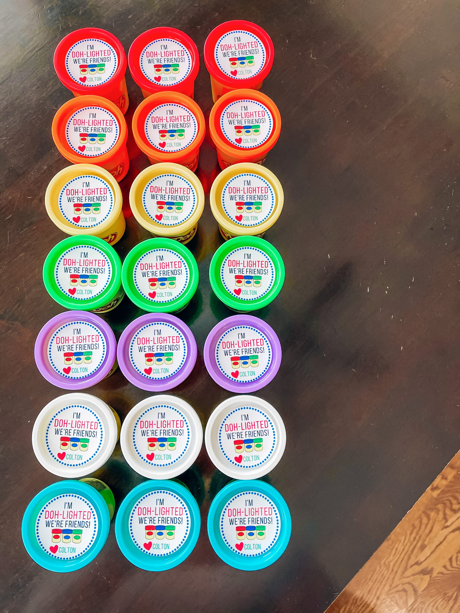 Play-Doh Party Favors - Non-Candy Party Favors - Classroom Party Favors - Play-Doh Labels - Beginner Cricut projects: These Play-Doh party favor labels are fun and easy to make! Free printable included plus Cricut Design Space file to help with cutting! #cricut #playdoh #party