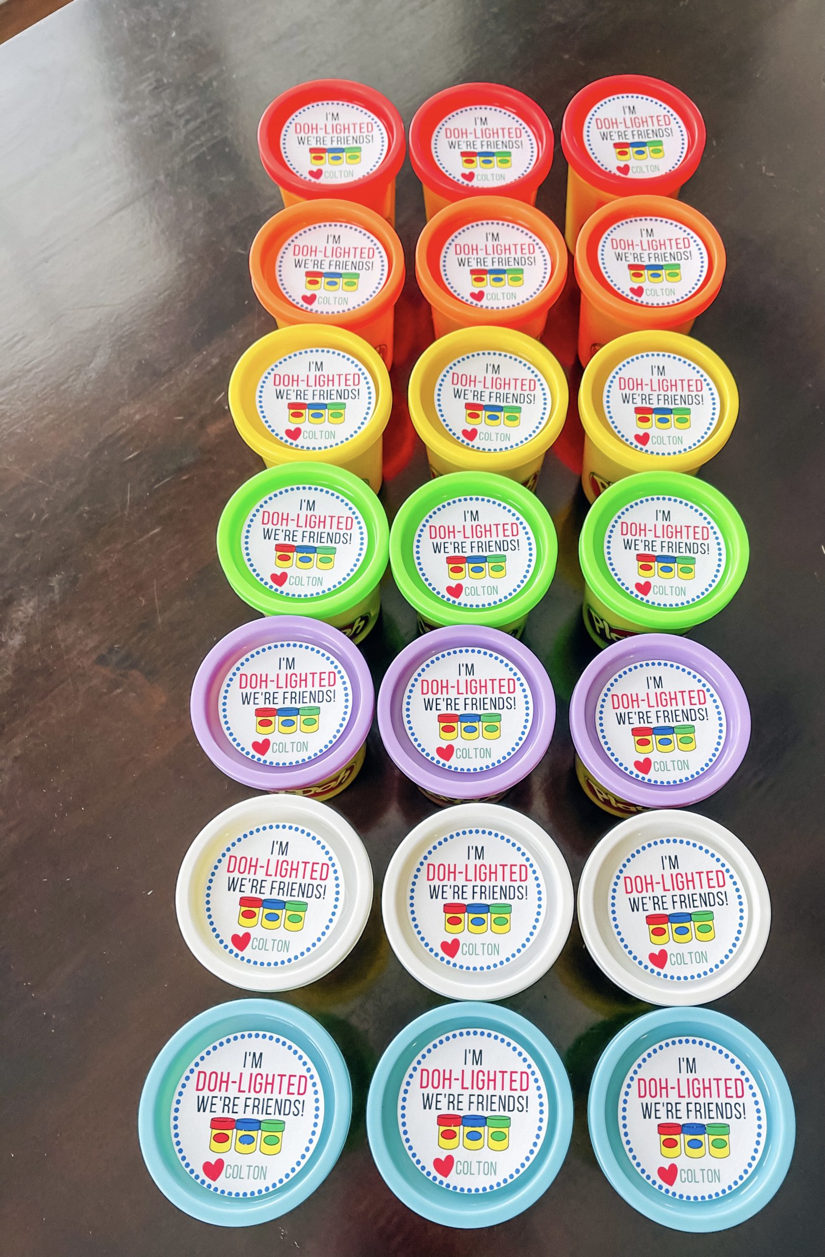 Play-Doh Party Favors - Non-Candy Party Favors - Classroom Party Favors - Play-Doh Labels - Beginner Cricut projects: These Play-Doh party favor labels are fun and easy to make! Free printable included plus Cricut Design Space file to help with cutting! #cricut #playdoh #party