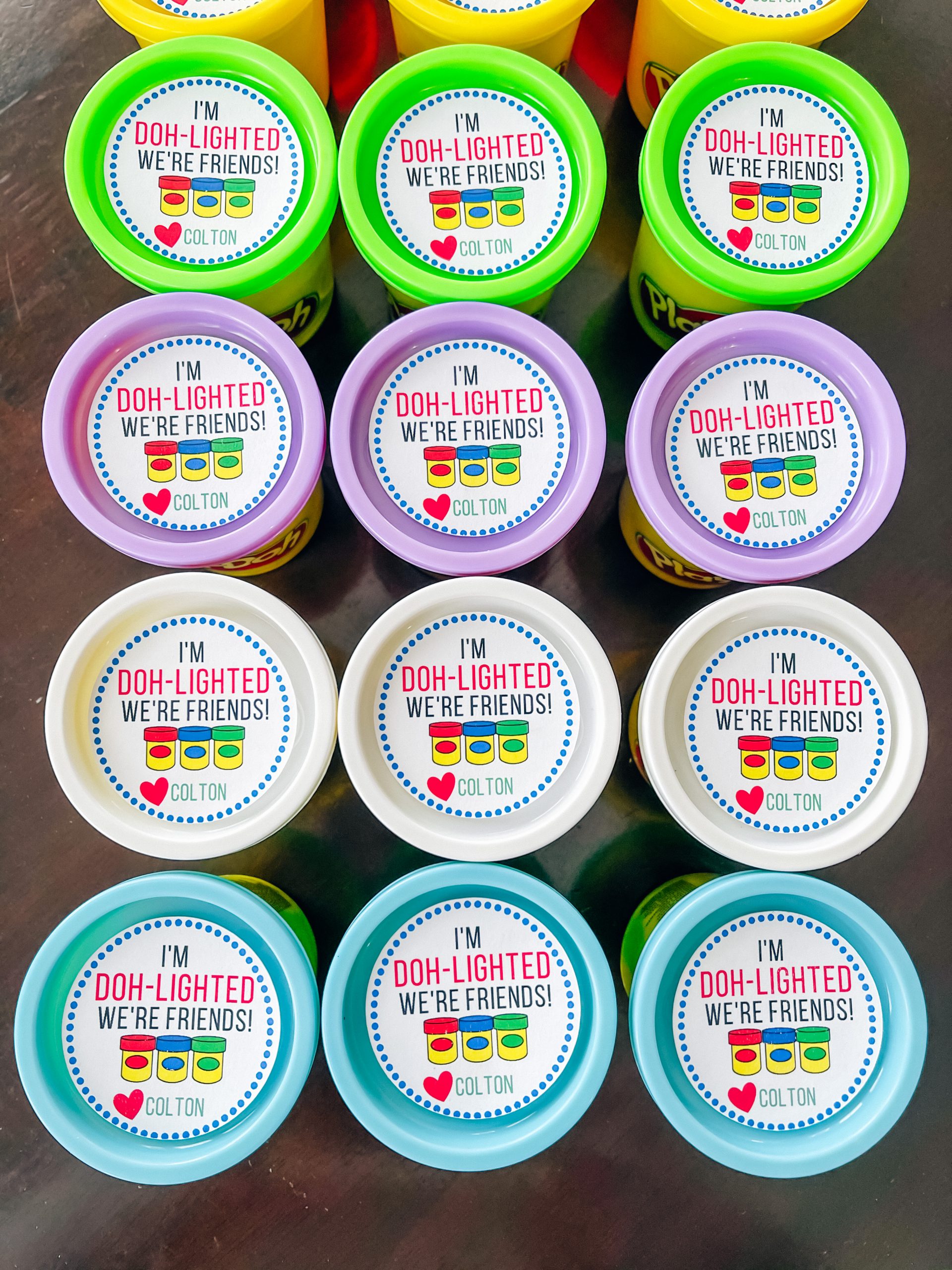 Play-Doh Party Favors - Non-Candy Party Favors - Classroom Party Favors - Play-Doh Labels - Beginner Cricut projects: These Play-Doh party favor labels are fun and easy to make! Free printable included plus Cricut Design Space file to help with cutting! #cricut #playdoh #party